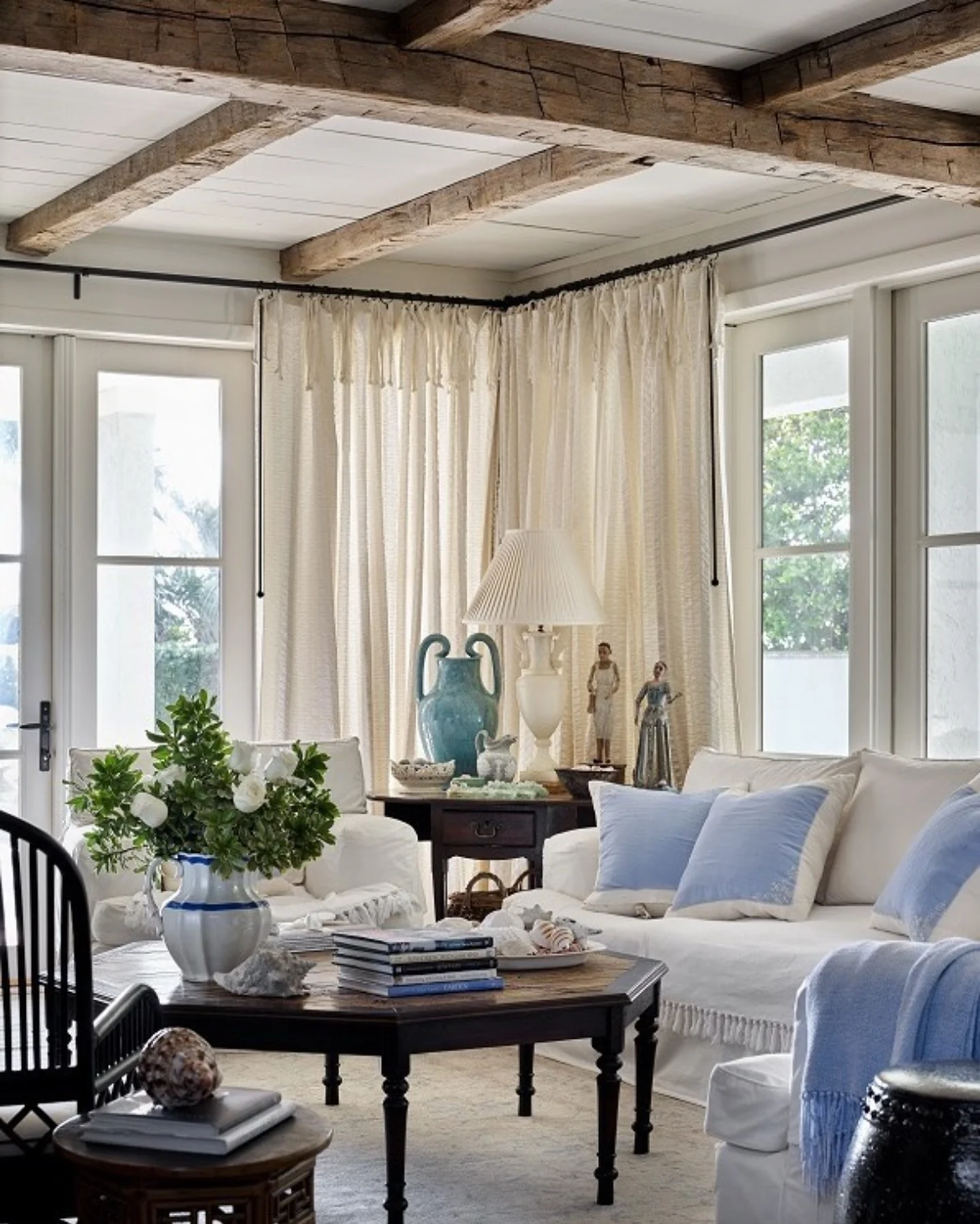 3. Coastal Comfort with Blue Accents (Modern Farmhouse Living Room Ideas)