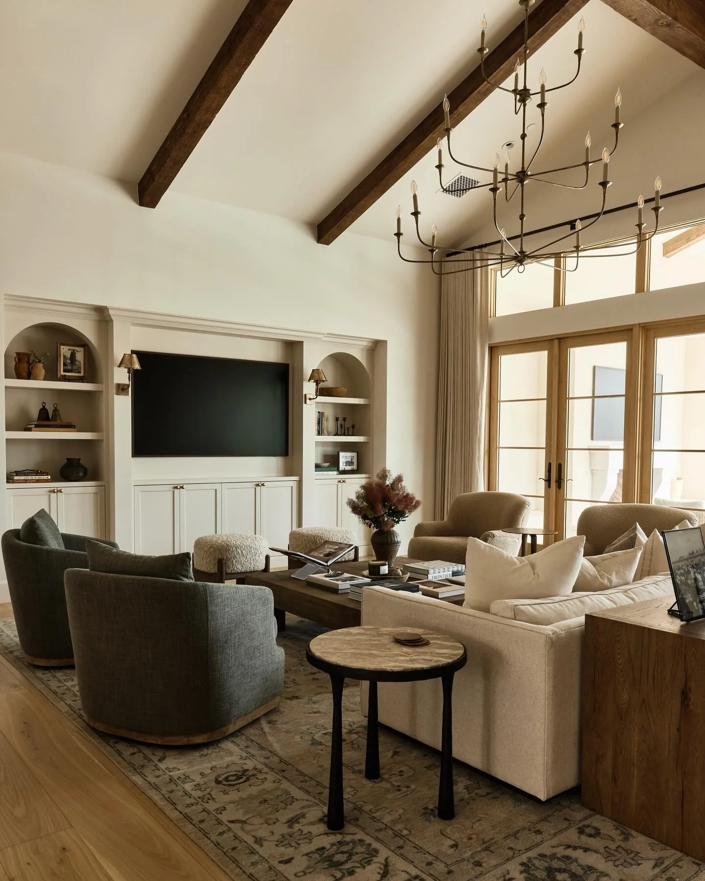8. Balanced Neutrals with Classic Touches (Modern Farmhouse Living Room Ideas)