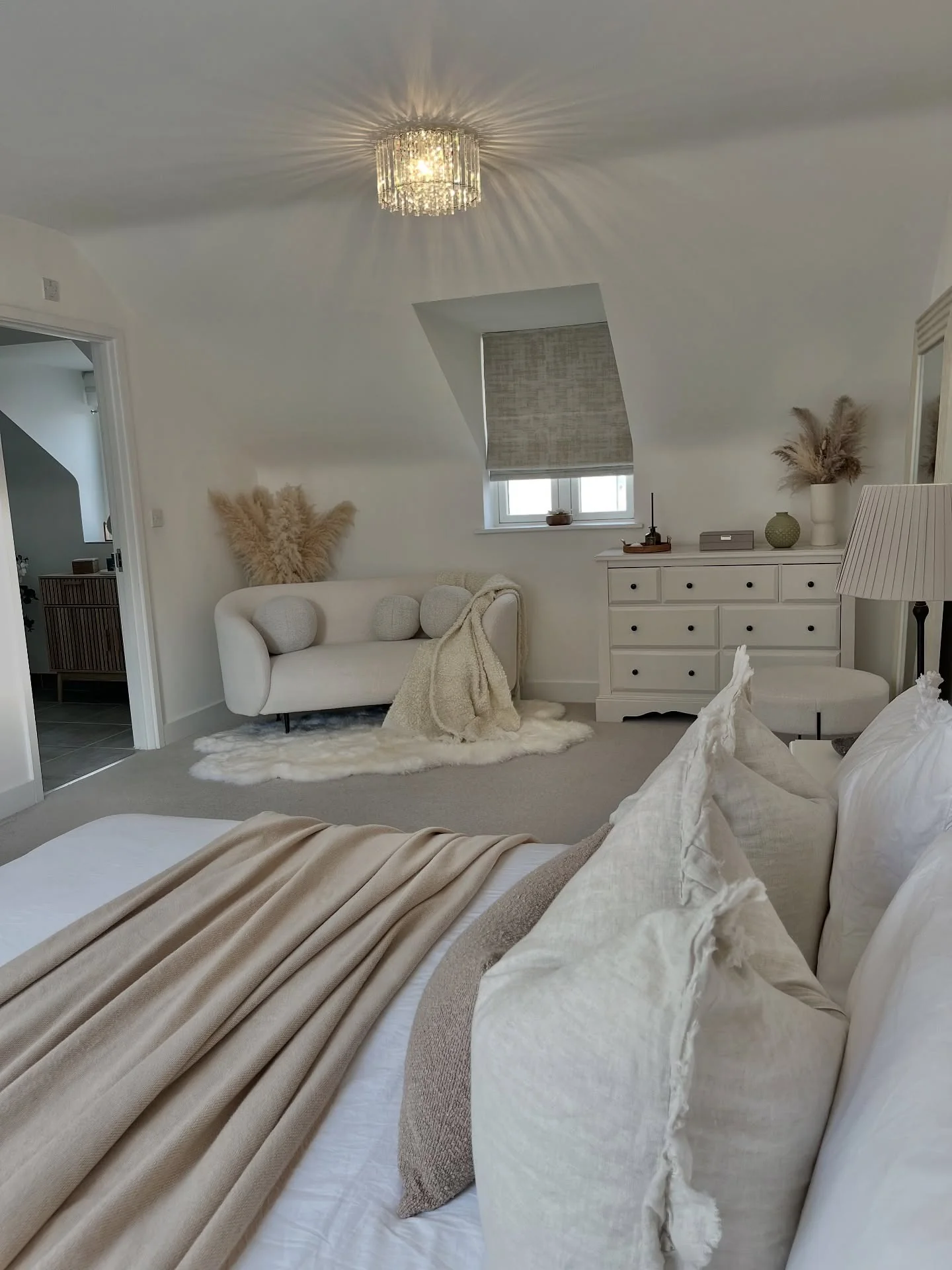 9. Light and Airy in Beige and White (Main Bedroom Ideas)