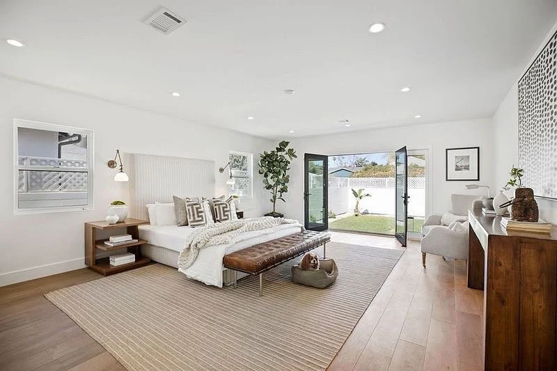 10. Open and Relaxed in White and Wood (Main Bedroom Ideas)