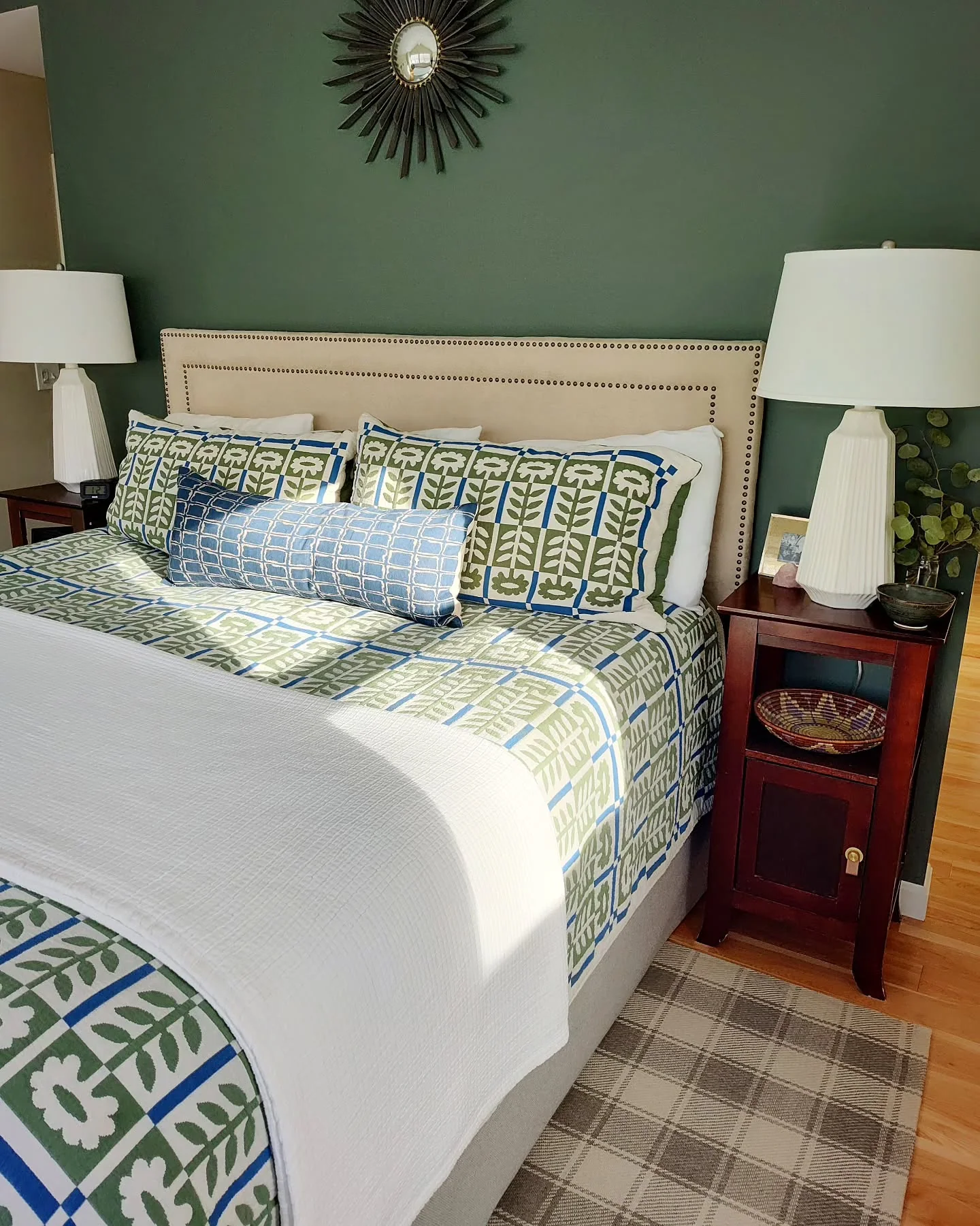 14. Fresh Green Contrast with Patterns (Main Bedroom Ideas)