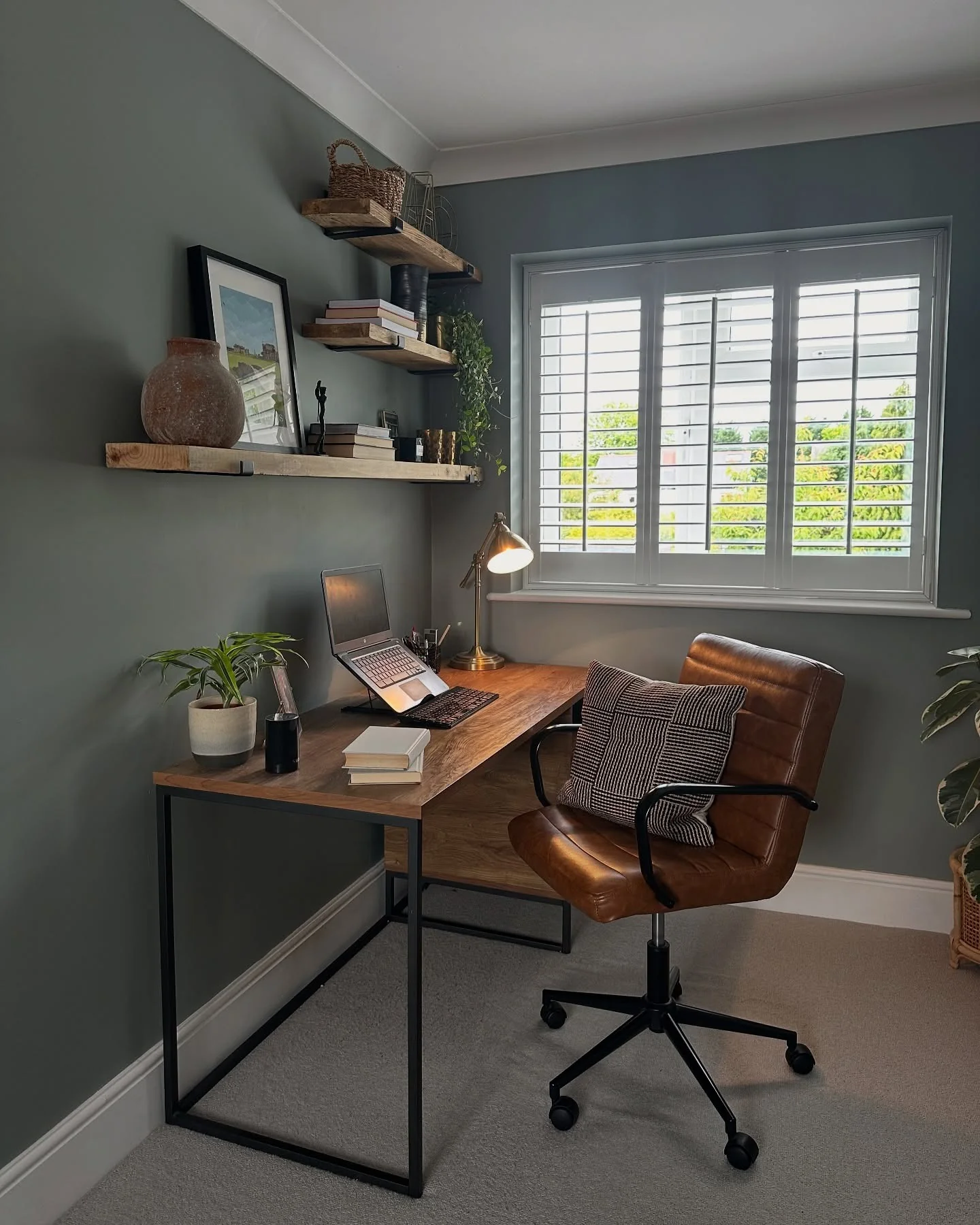 17. Moody Greens with Leather Seating (Small Therapy Office Decor Ideas)
