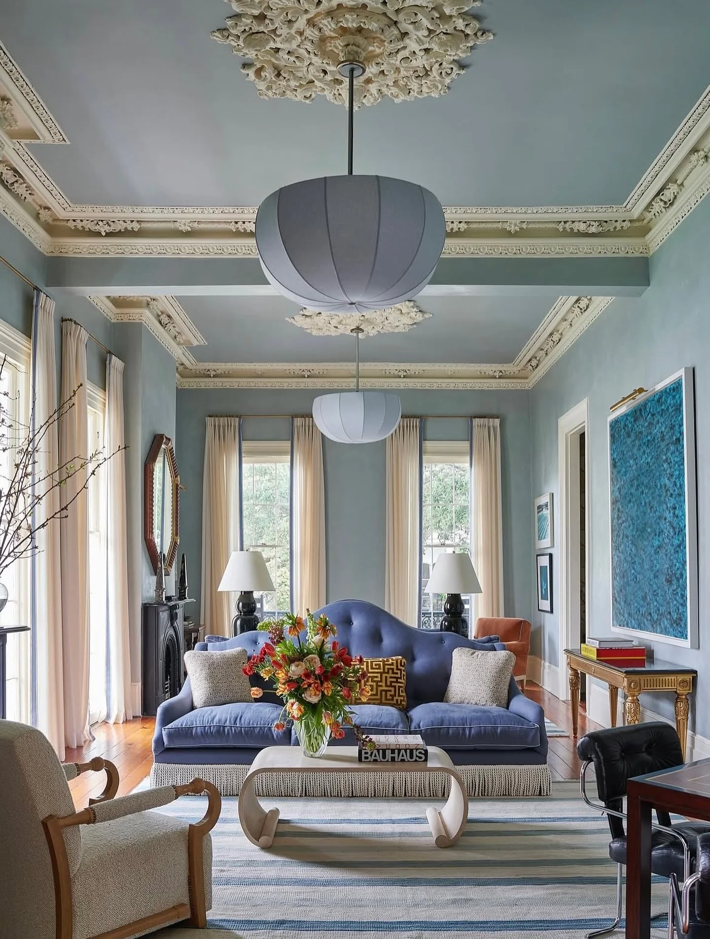 8. Classic Grandeur with Teal Sofa (Teal and Grey Living Room Ideas)