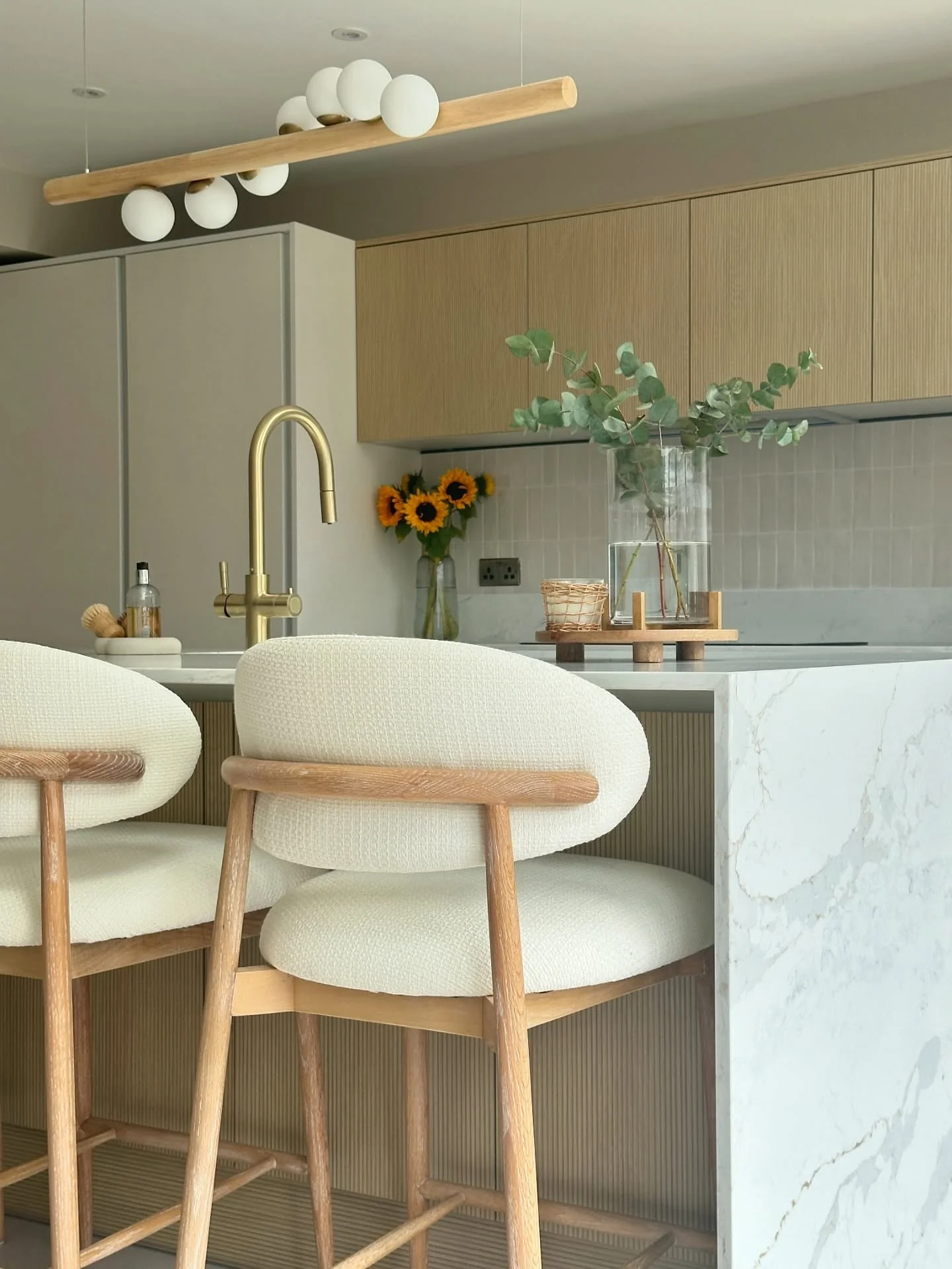 10. Modern Simplicity with Organic Touches (Kitchen Centerpiece Ideas)