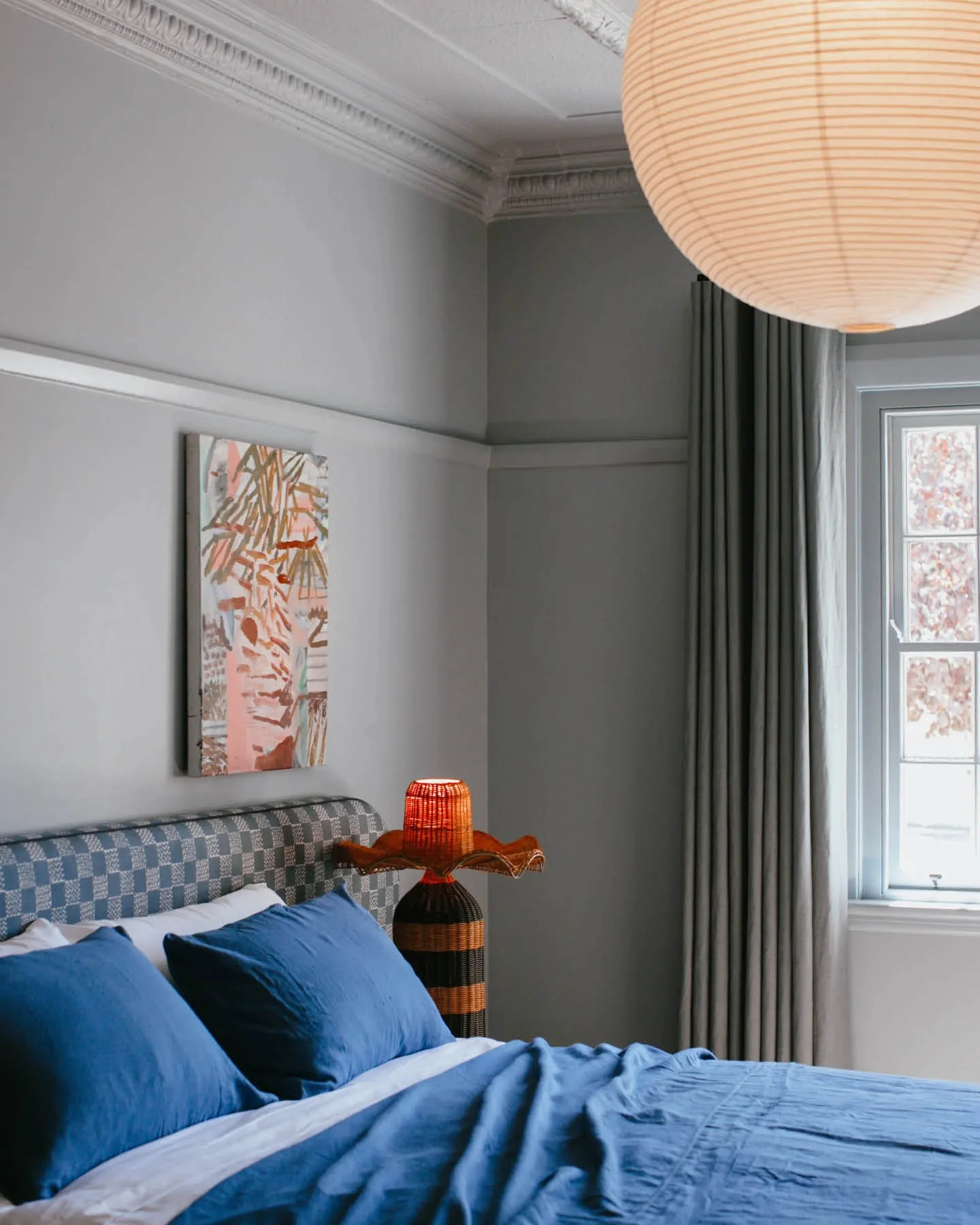 11. Contemporary Gray Backdrop with Bold Blue Layers (Gray and Blue Bedroom Ideas)