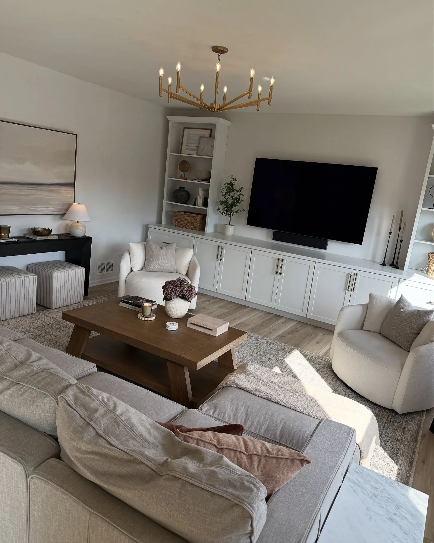 11. Modern Elegance with Golden Accents (Brown and Gold Living Room Ideas)