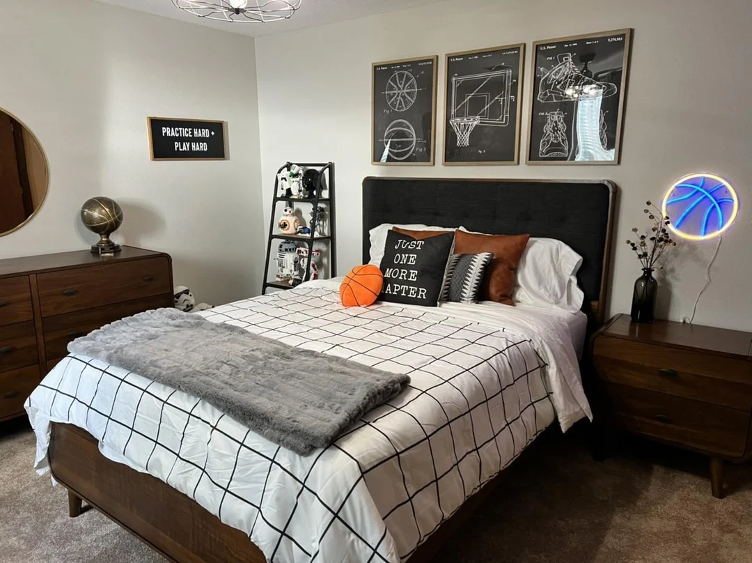 6. Classic Basketball-Inspired Bedroom with Graphic Details (Basketball Bedroom Ideas)