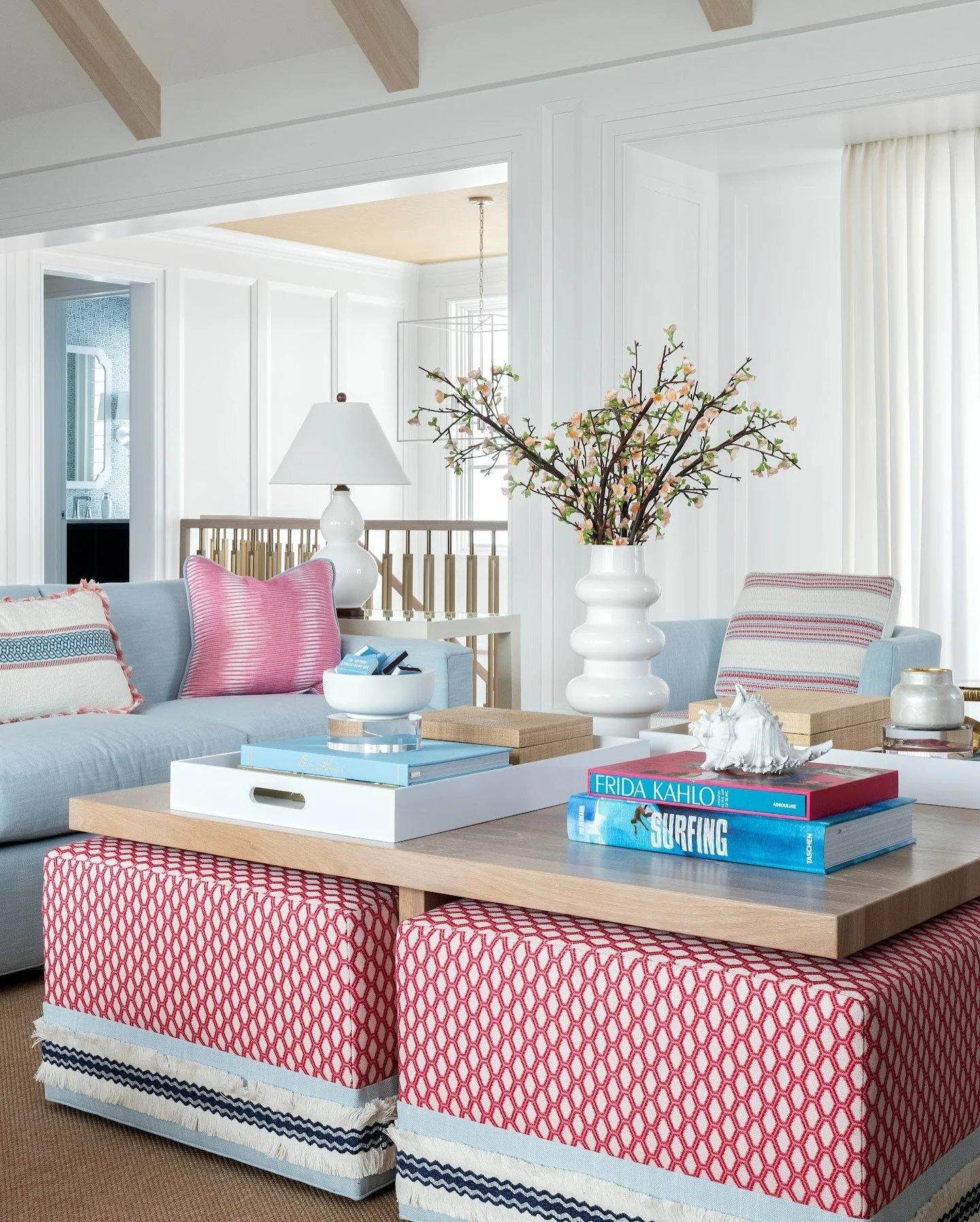 10. Bright Coastal Layers (Beachy Living Room Ideas)