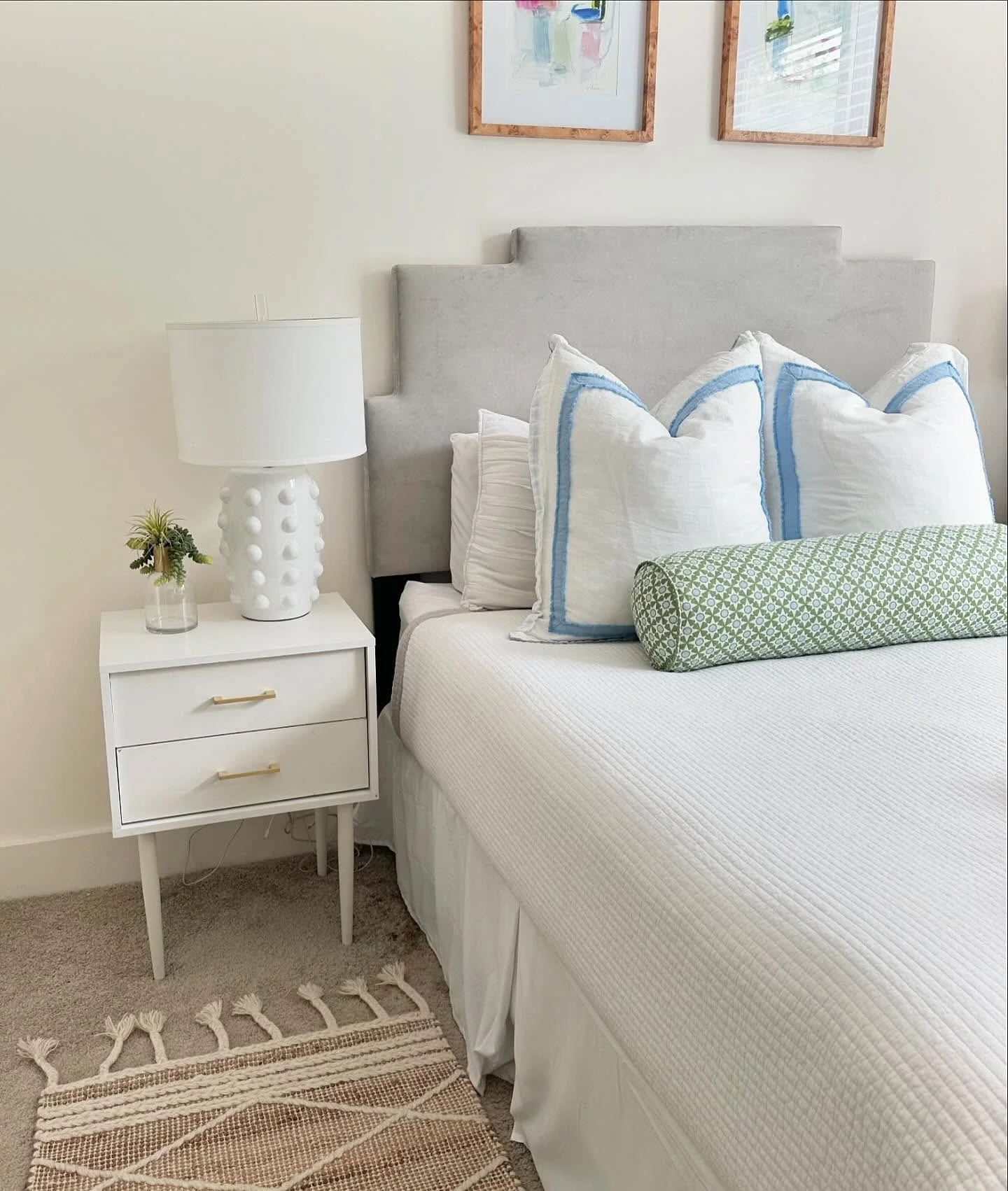 13. Crisp White with Fresh Color Accents (Apartment Bedroom Ideas)