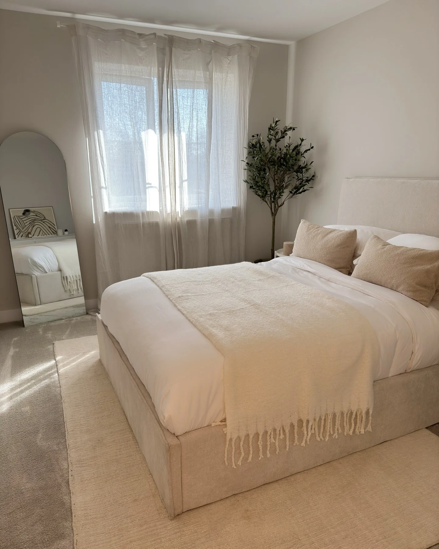 15. Warm Minimalism with Organic Details (Apartment Bedroom Ideas)