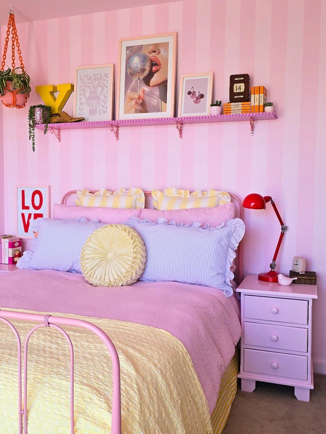 10. Candy Stripe Bedroom (Colorful Bedroom Ideas)