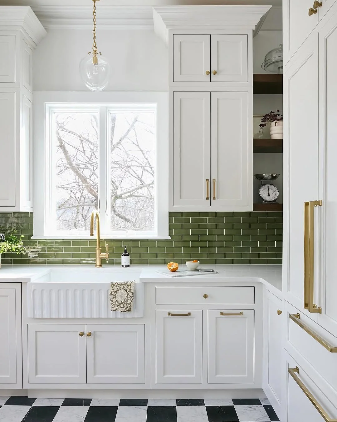 13. Fresh White and Green Contrast (Kitchen Backsplash Ideas)