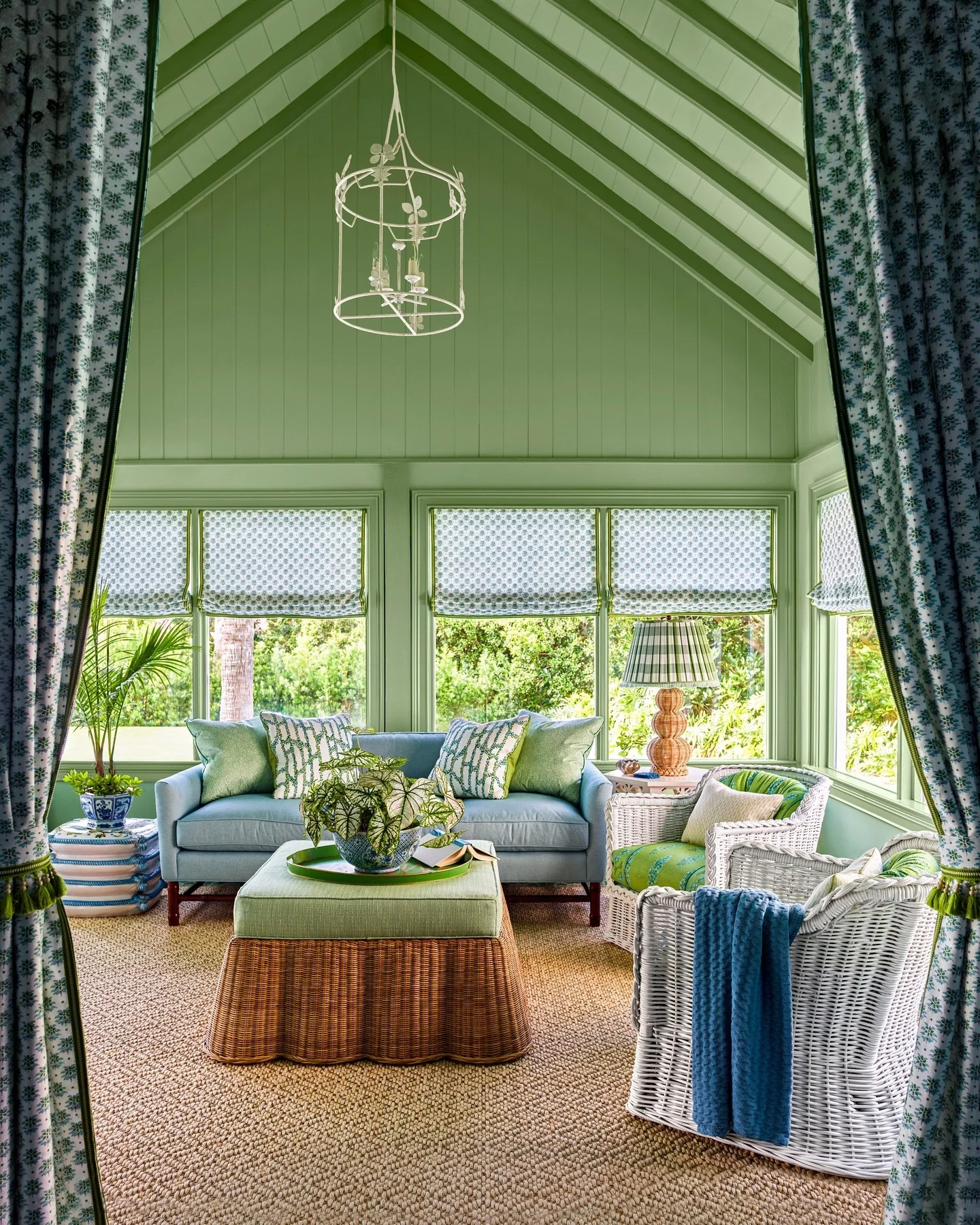 12. Fresh Green Cottage Charm (Paint Ideas for Living Room)