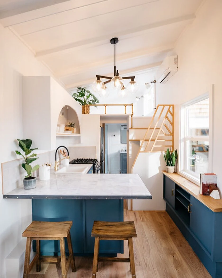 6. Bright White and Blue Kitchen with Modern Touch (Tiny House Kitchen Ideas)