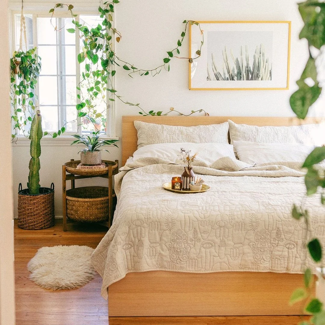 9. Organic Simplicity with Cascading Vines (Greenery Bedroom Ideas)
