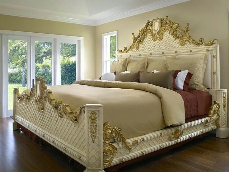 8. Traditional Gold Statement (Royal Bedroom Ideas)