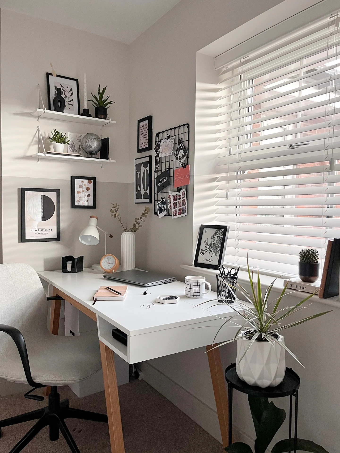 2. Soft Monochrome Study Nook (Minimal Office Ideas)