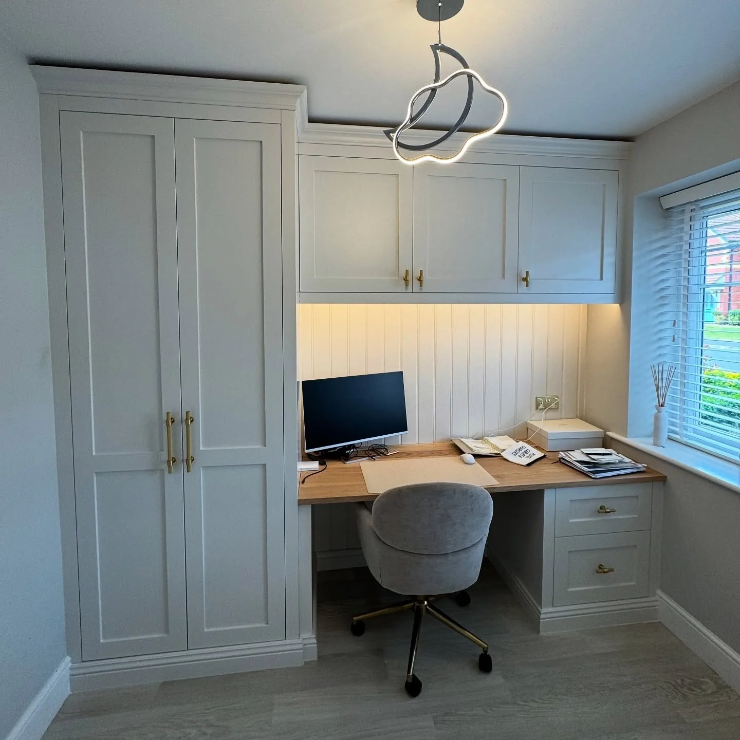 14. Soft White Built-In Workstation (Minimal Office Ideas)