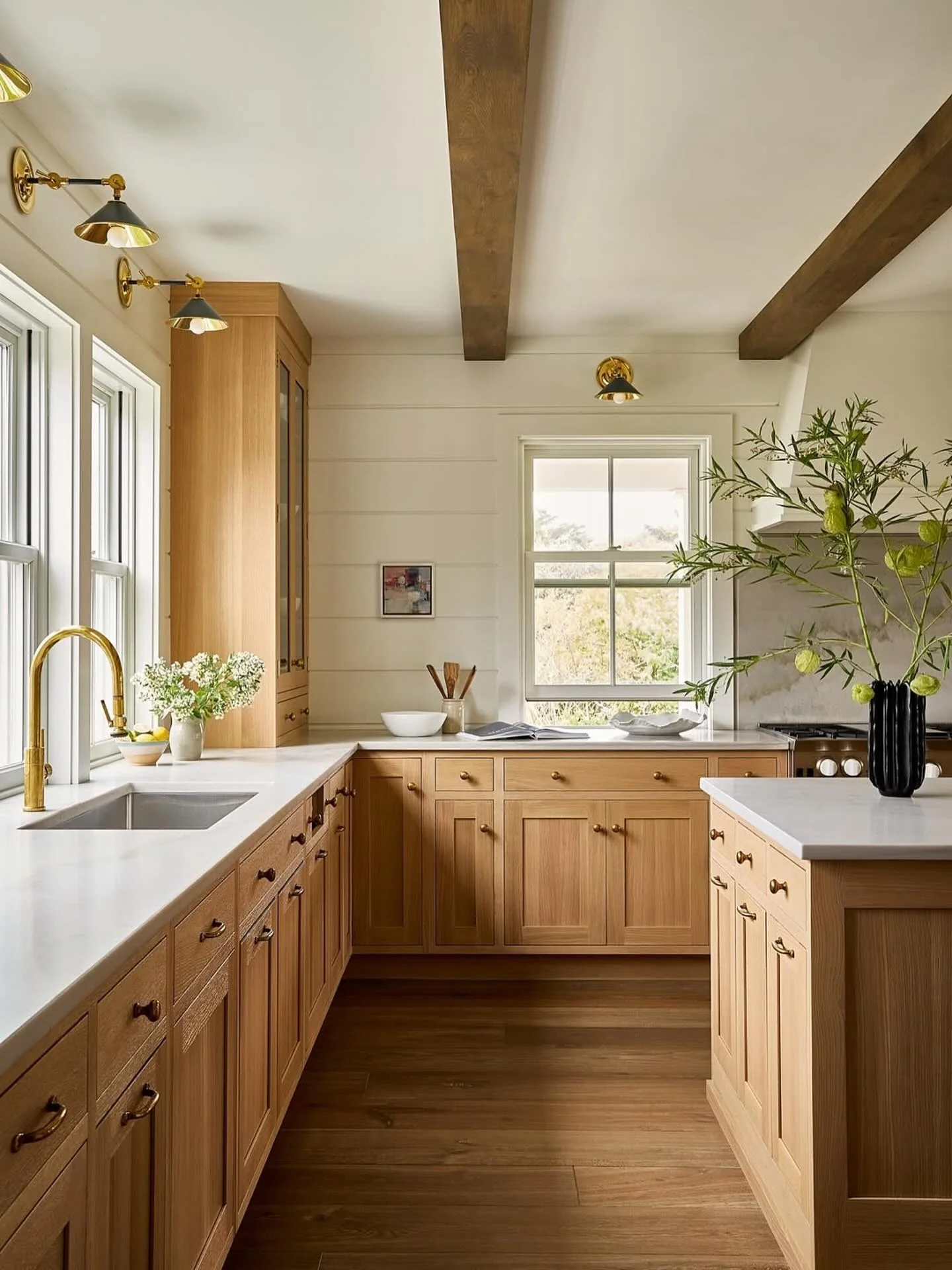 7. Warm Oak Classic with Brass Fixtures (Barndo Kitchen Ideas)