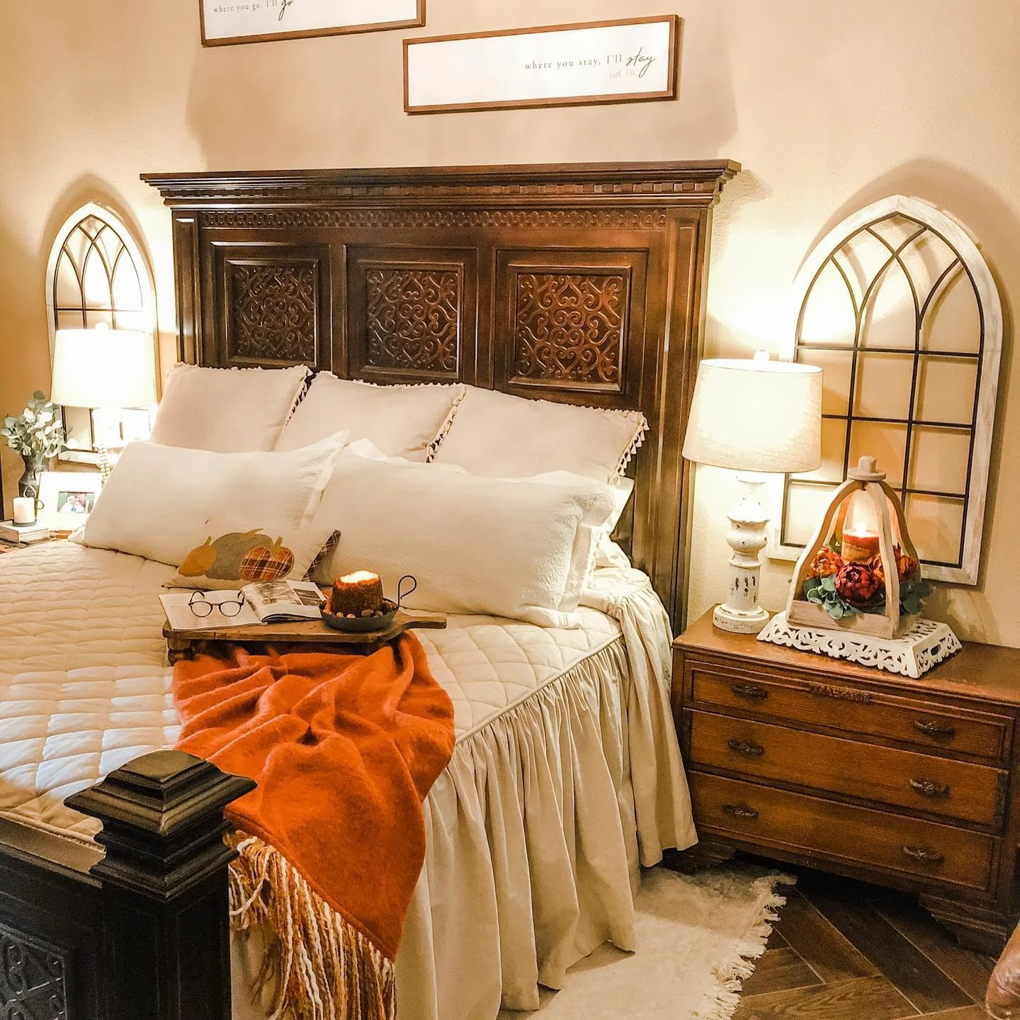 4. Golden Glow and Traditional Fall Comfort (Fall Bedroom Ideas)