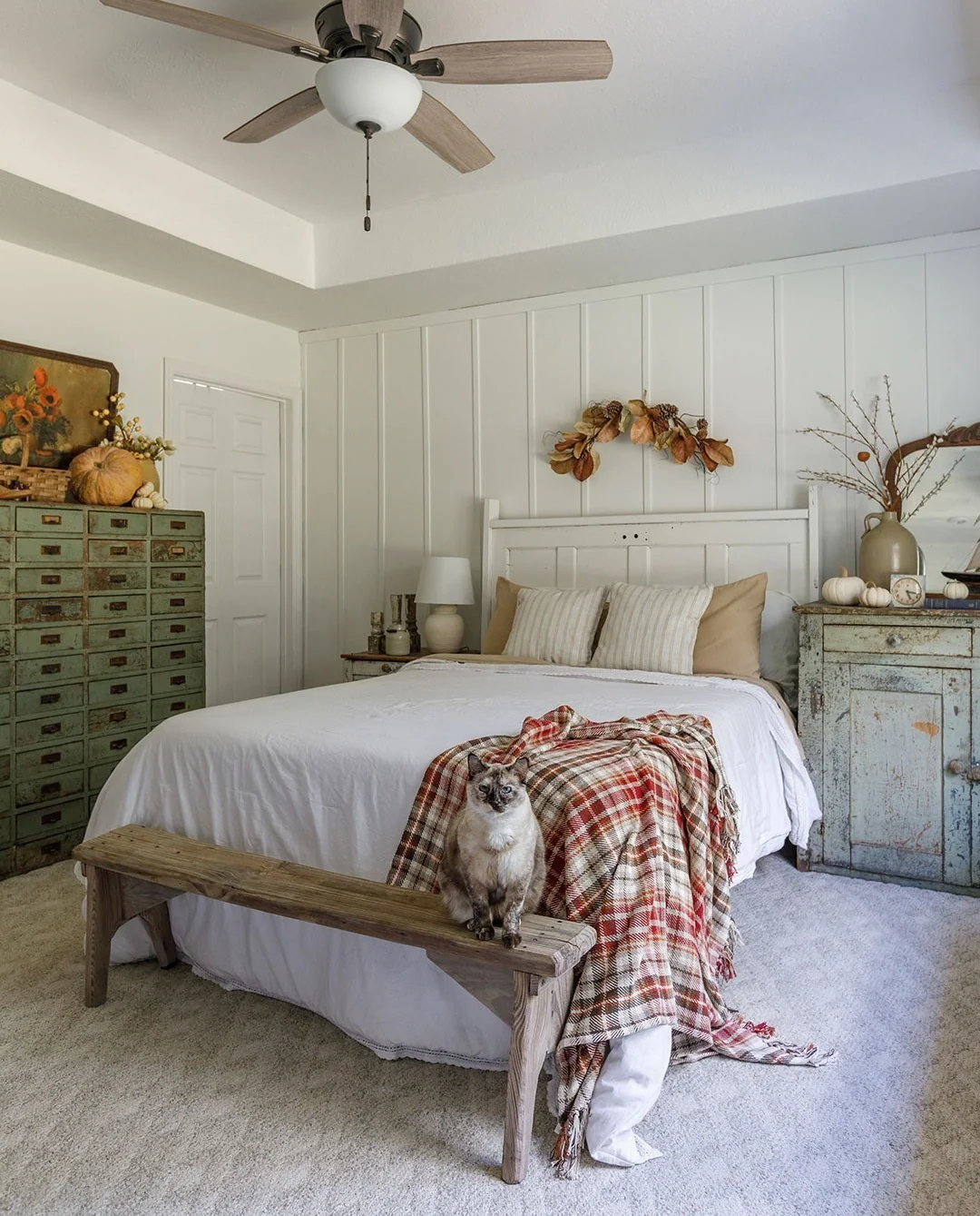 11. Vintage-Inspired Fall Bedroom with Warm Neutrals (Fall Bedroom Ideas)