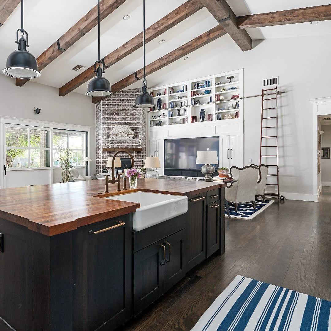 9. Cottage-Fresh with Coastal Flair (Kitchen Rug Ideas)