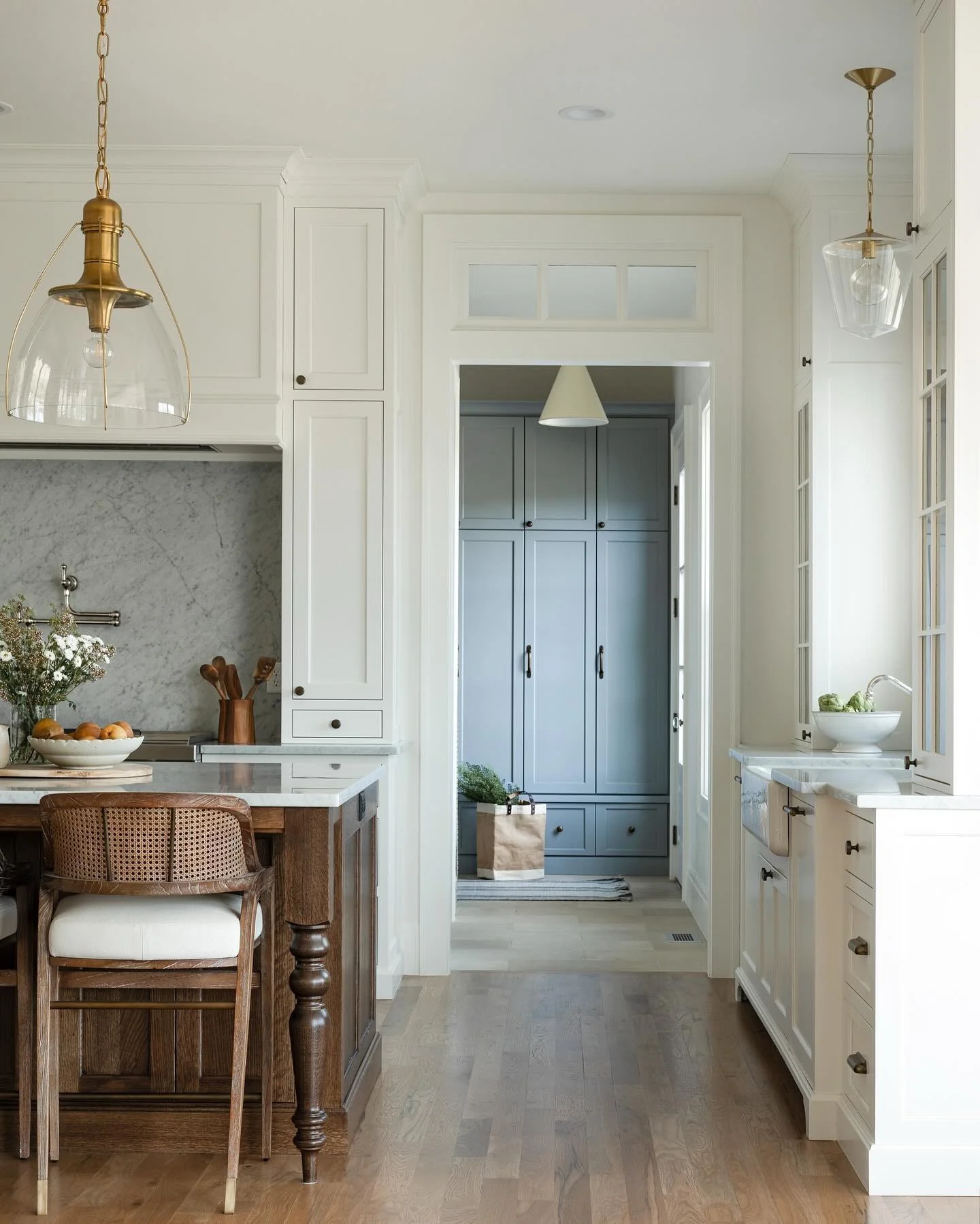 5. Crisp White & Weathered Oak: New Traditional Simplicity (Two Tone Kitchen Ideas)