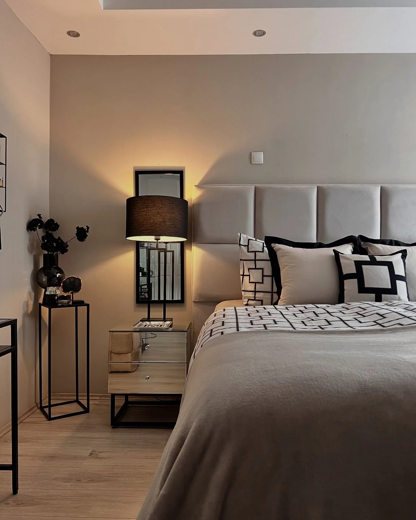 2. Modern Deco Luxe in Black and Beige (Black and Cream Bedroom Ideas)