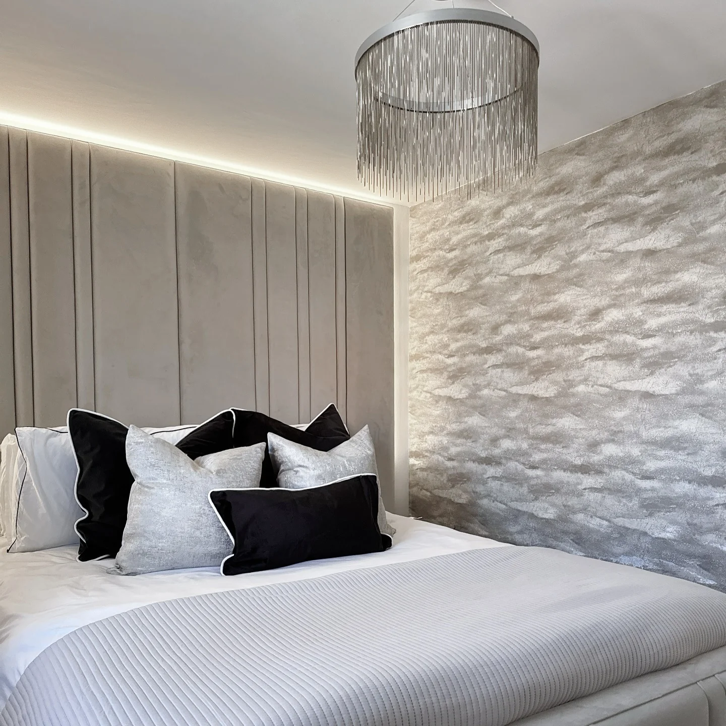 5. Soft Textures and Velvet Contrast (Black and Cream Bedroom Ideas)