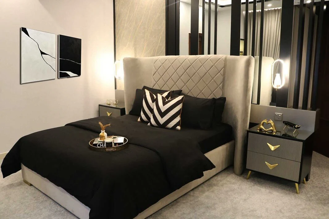 13. Chic Geometry with Modern Metallics (Black and Cream Bedroom Ideas)