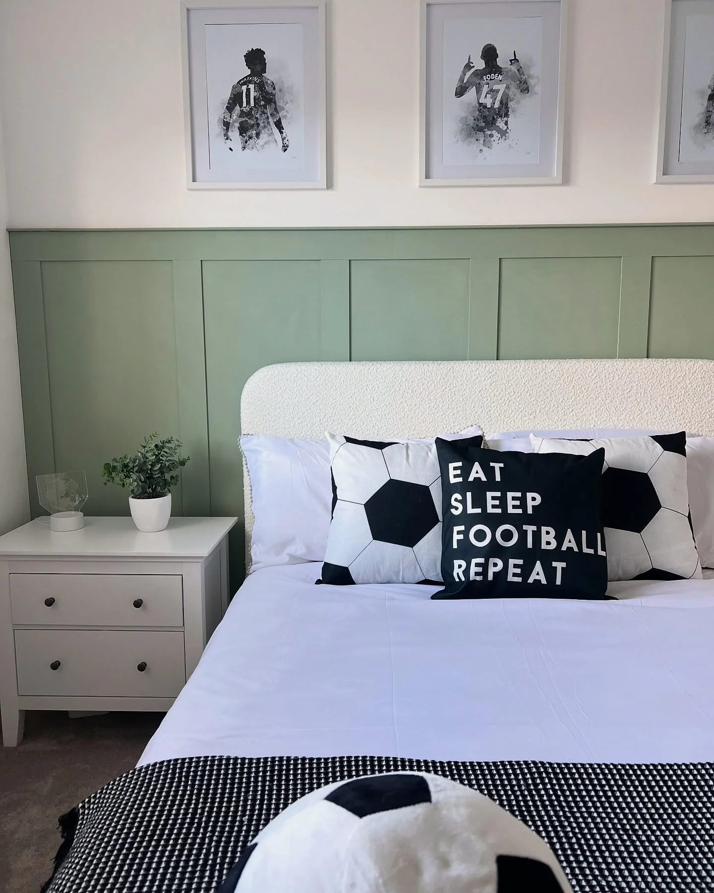 10. Graphic Simplicity with Football Prints (Football Bedroom Ideas)