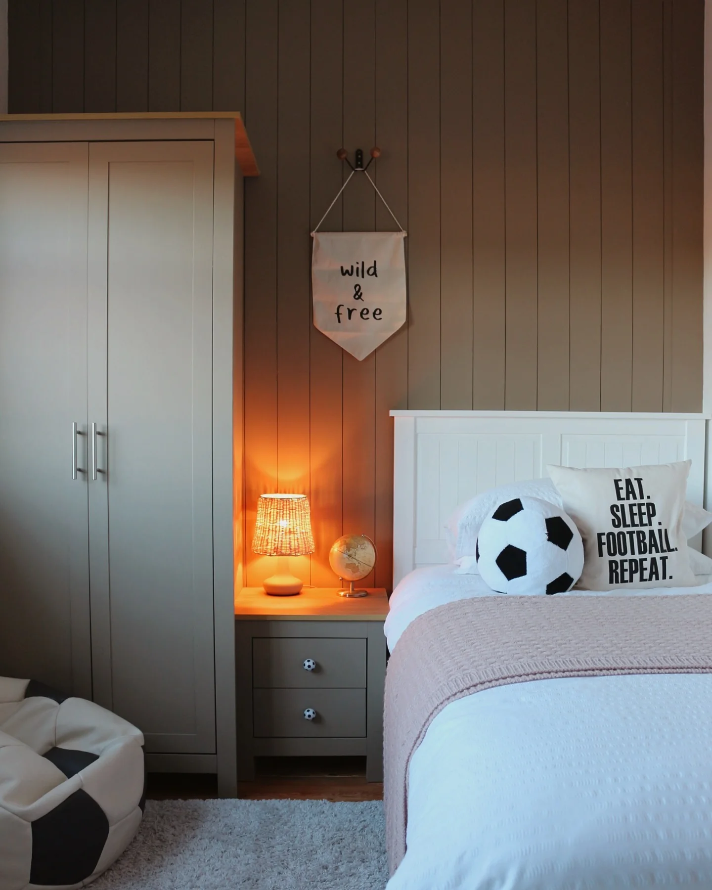 8. Warm Tones with Football Accents (Football Bedroom Ideas)