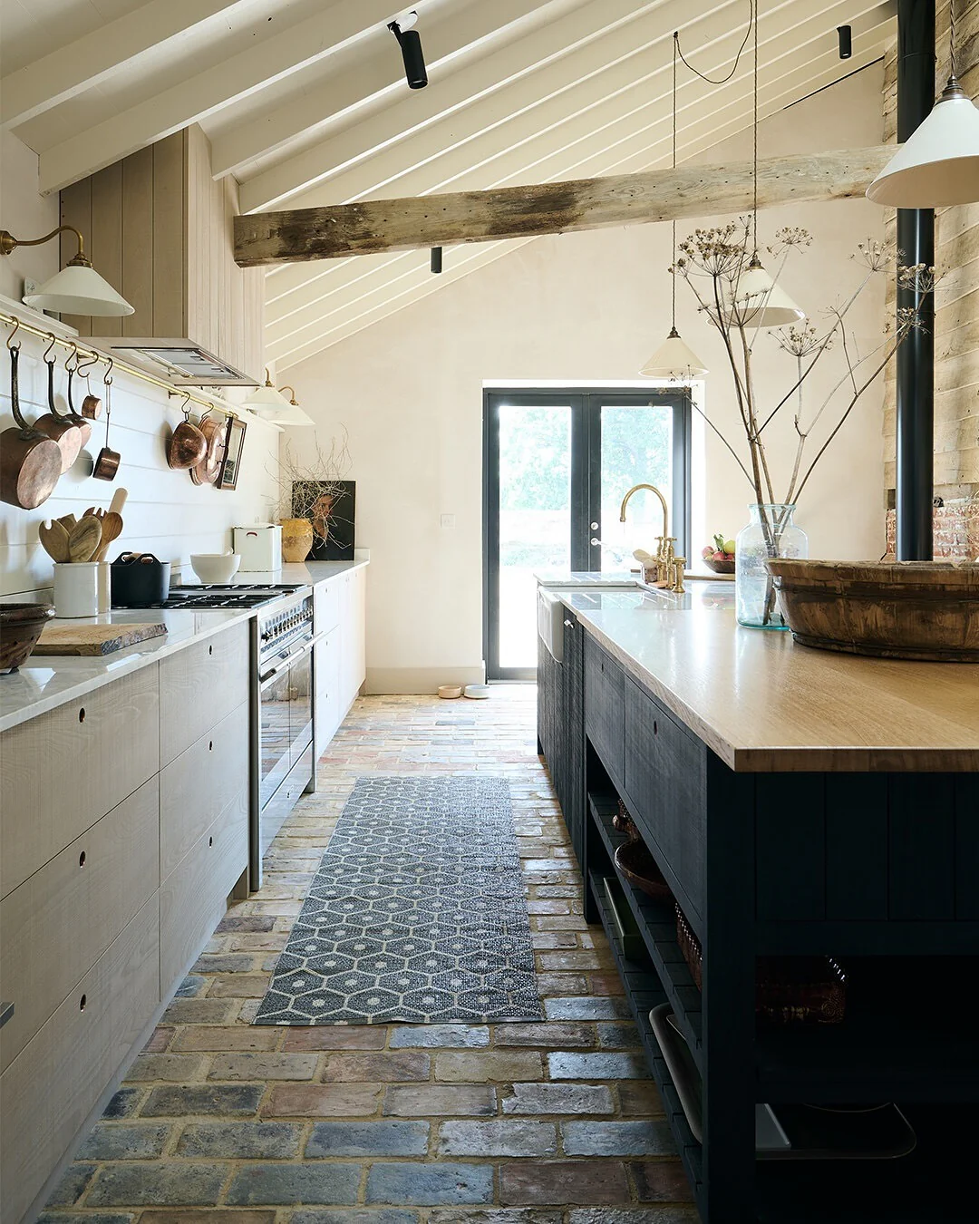 5. Cottage Mix with Brick and Matte Black (Open Lounge Kitchen Ideas)