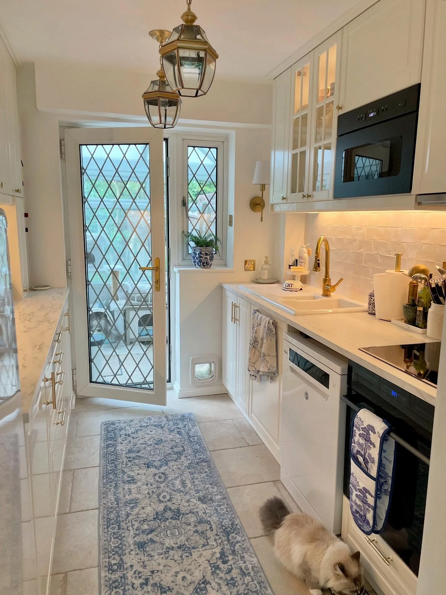 8. Compact Charm in Blue and Brass (Open Lounge Kitchen Ideas)