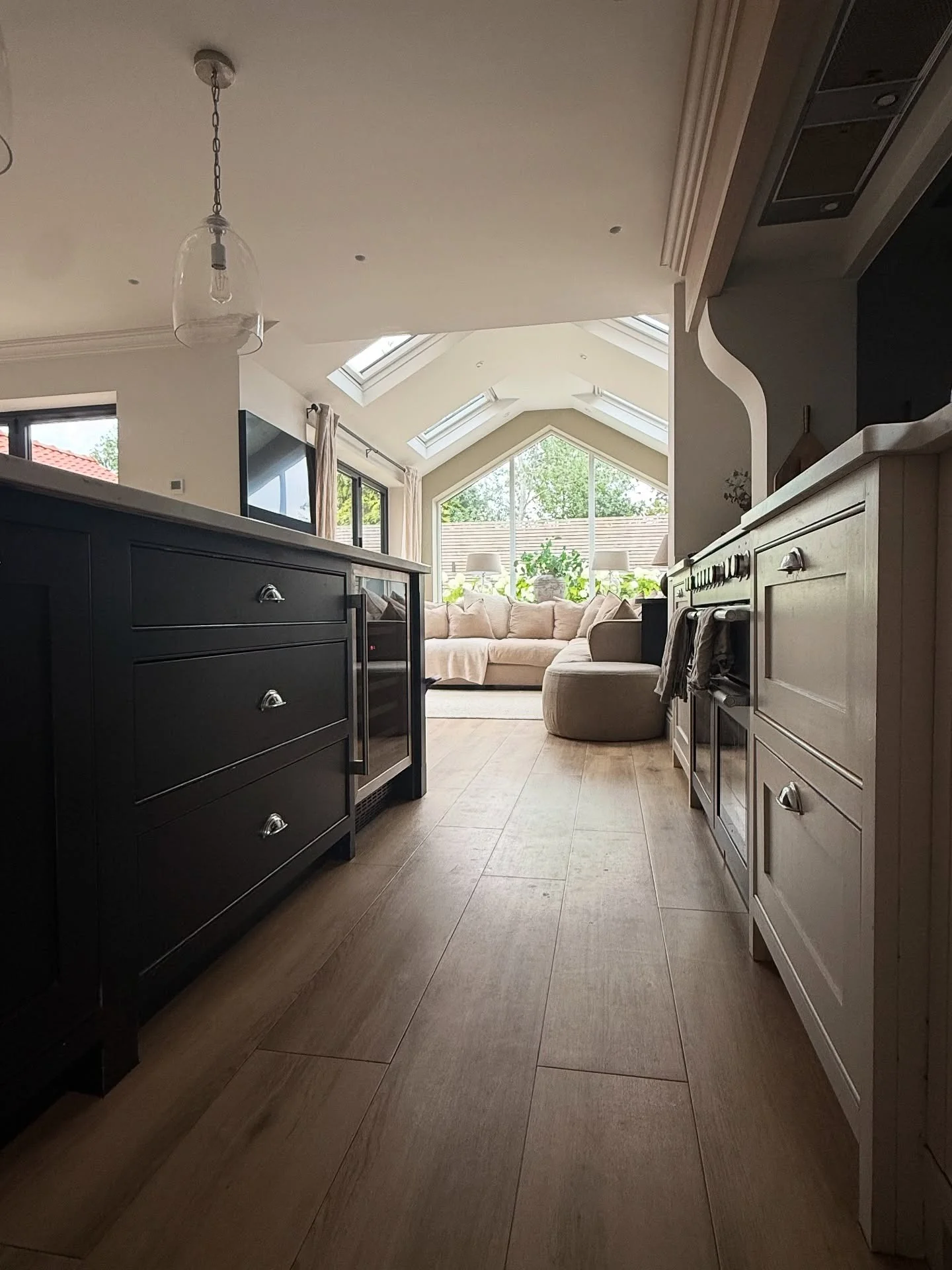 9. Modern Country with Black and Ivory (Open Lounge Kitchen Ideas)