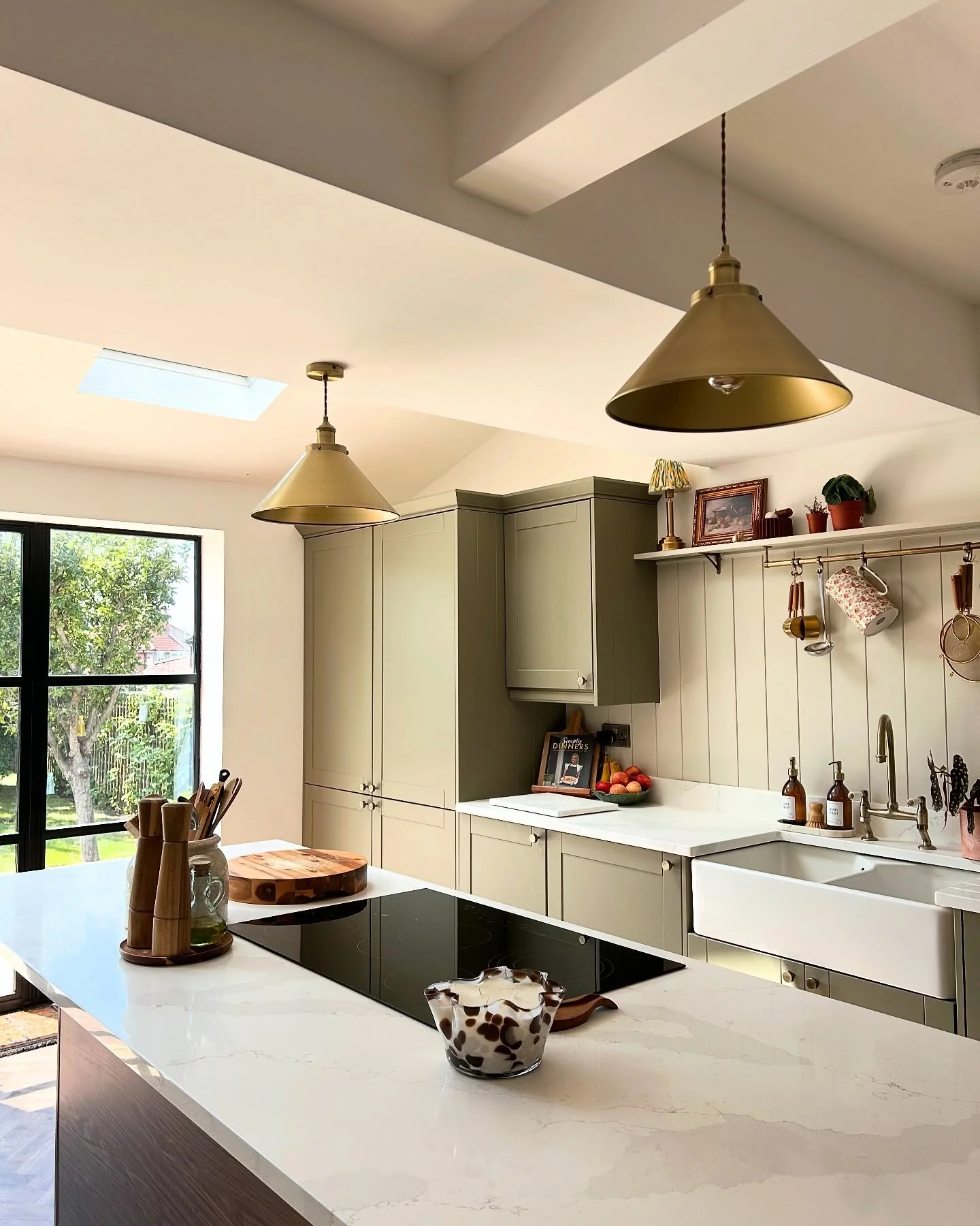 13. Brass and Clay with Warm Modern Lines (Open Lounge Kitchen Ideas)