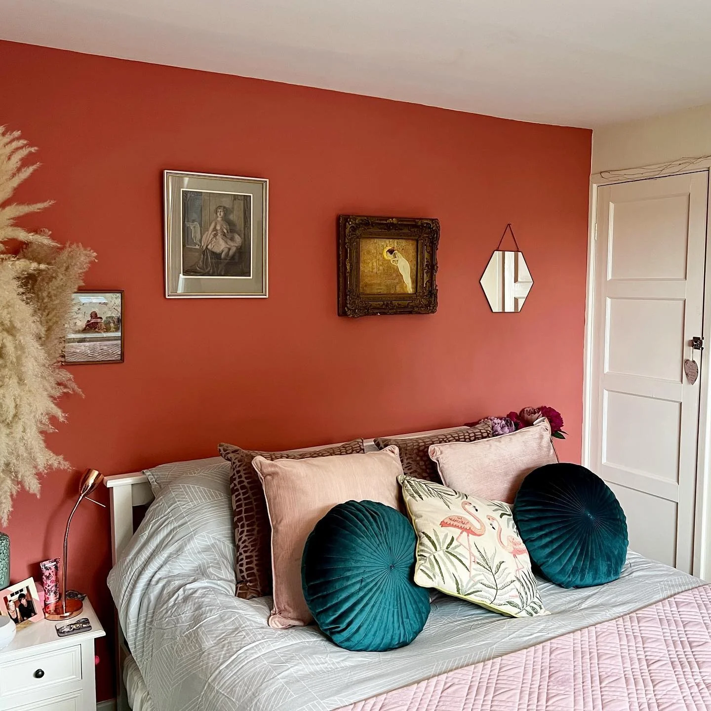 6. Eclectic Coral Room with Jewel-Tone Accents (Coral Bedroom Ideas)