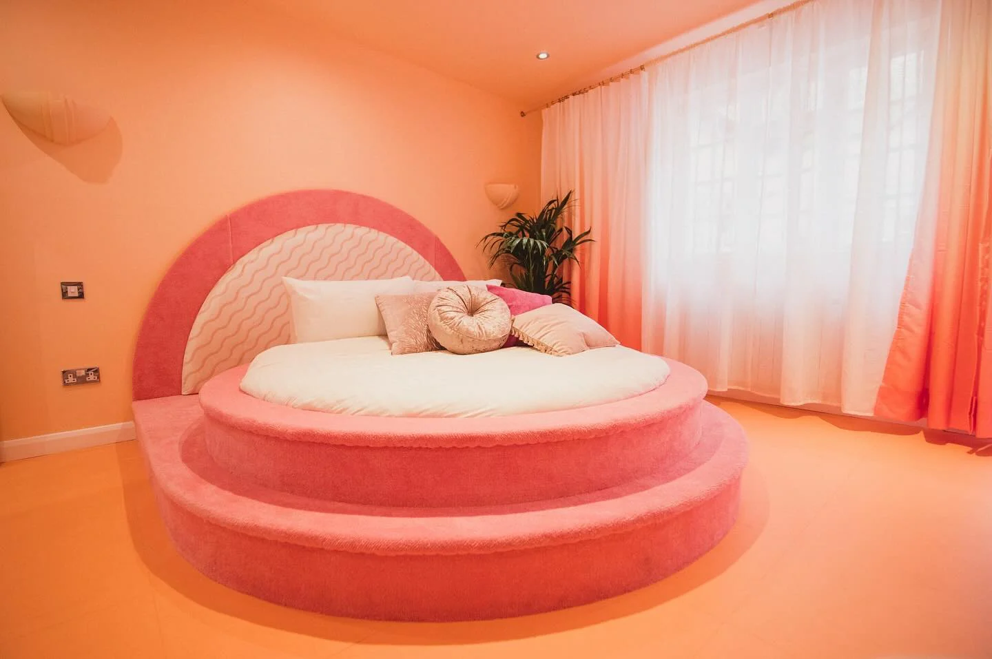 12. Retro Pop Coral Room with a Round Bed (Coral Bedroom Ideas)