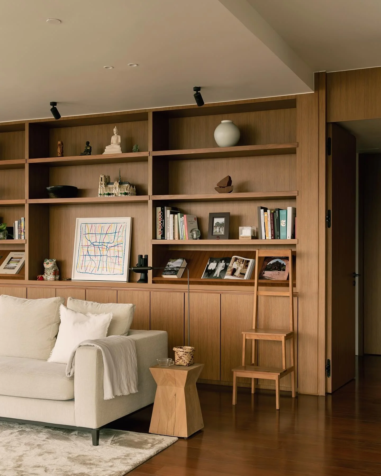 4. Architectural Warmth with Integrated Display (Dark Wood Floor Living Room Ideas)