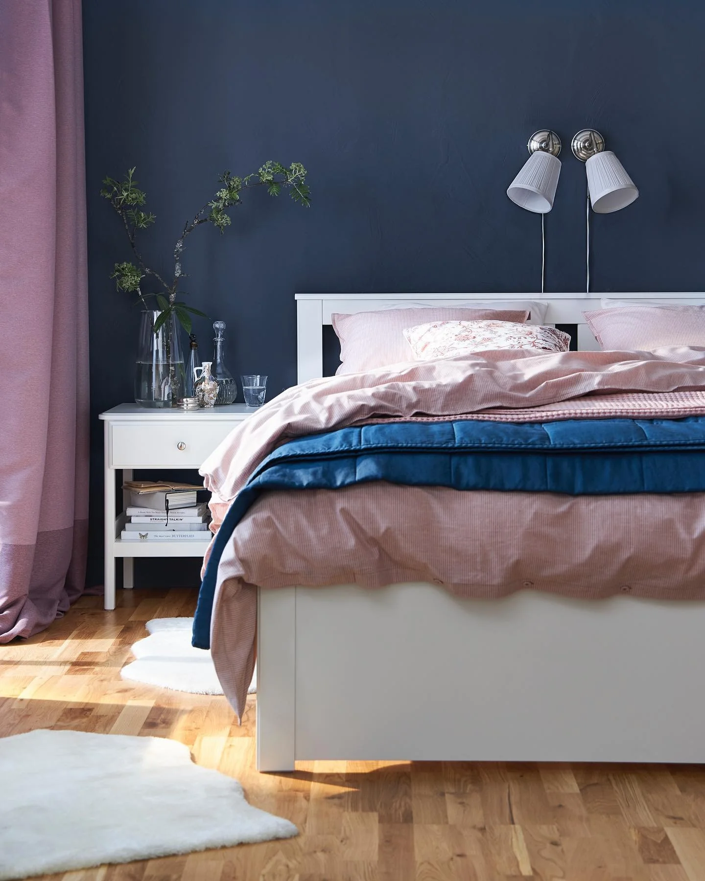 11. Classic Contrast with Pink and Navy (Cool Bedroom Ideas)