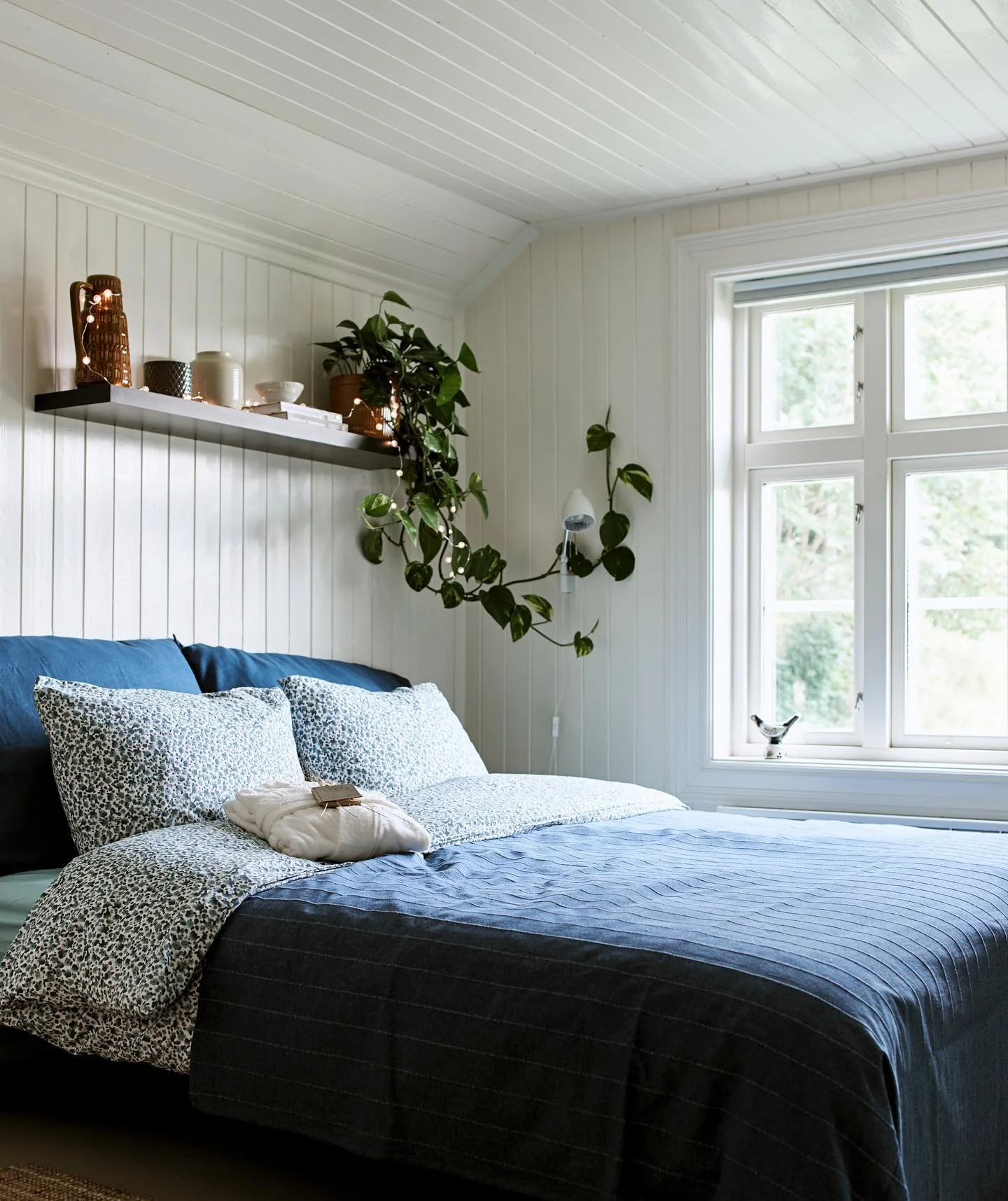 13. Scandinavian Cottage with Denim Blue (Cool Bedroom Ideas)