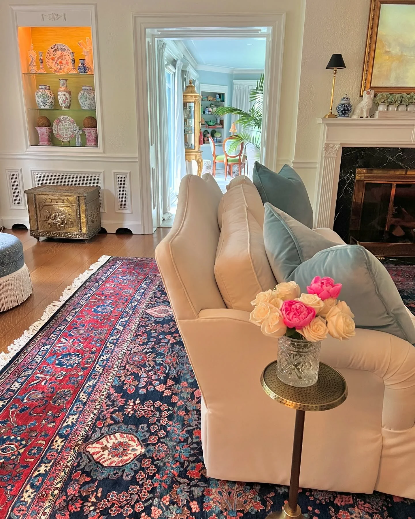 10. Traditional Living with Heritage Rug and Pops of Pink (Home Decor Ideas for Living Room)