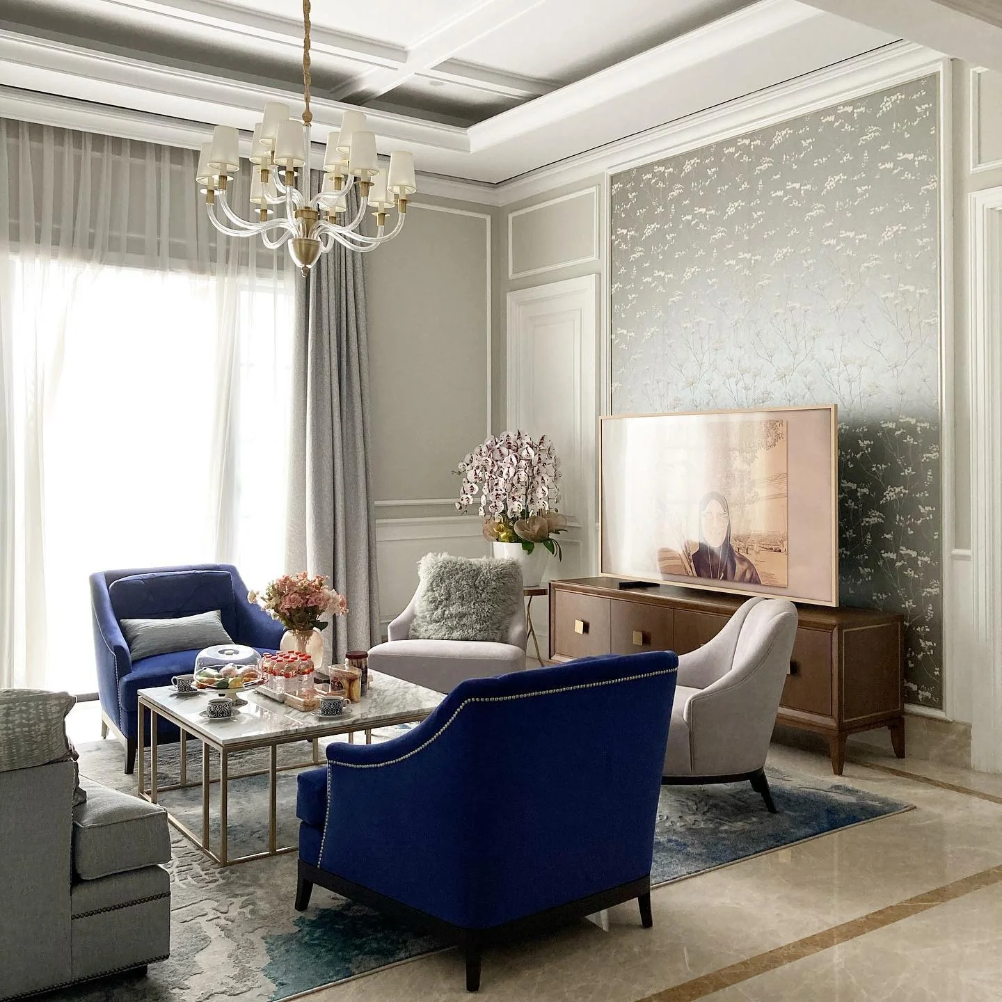 10. Timeless Elegance with Deep Blue Accents (Royal Blue Living Room Ideas)