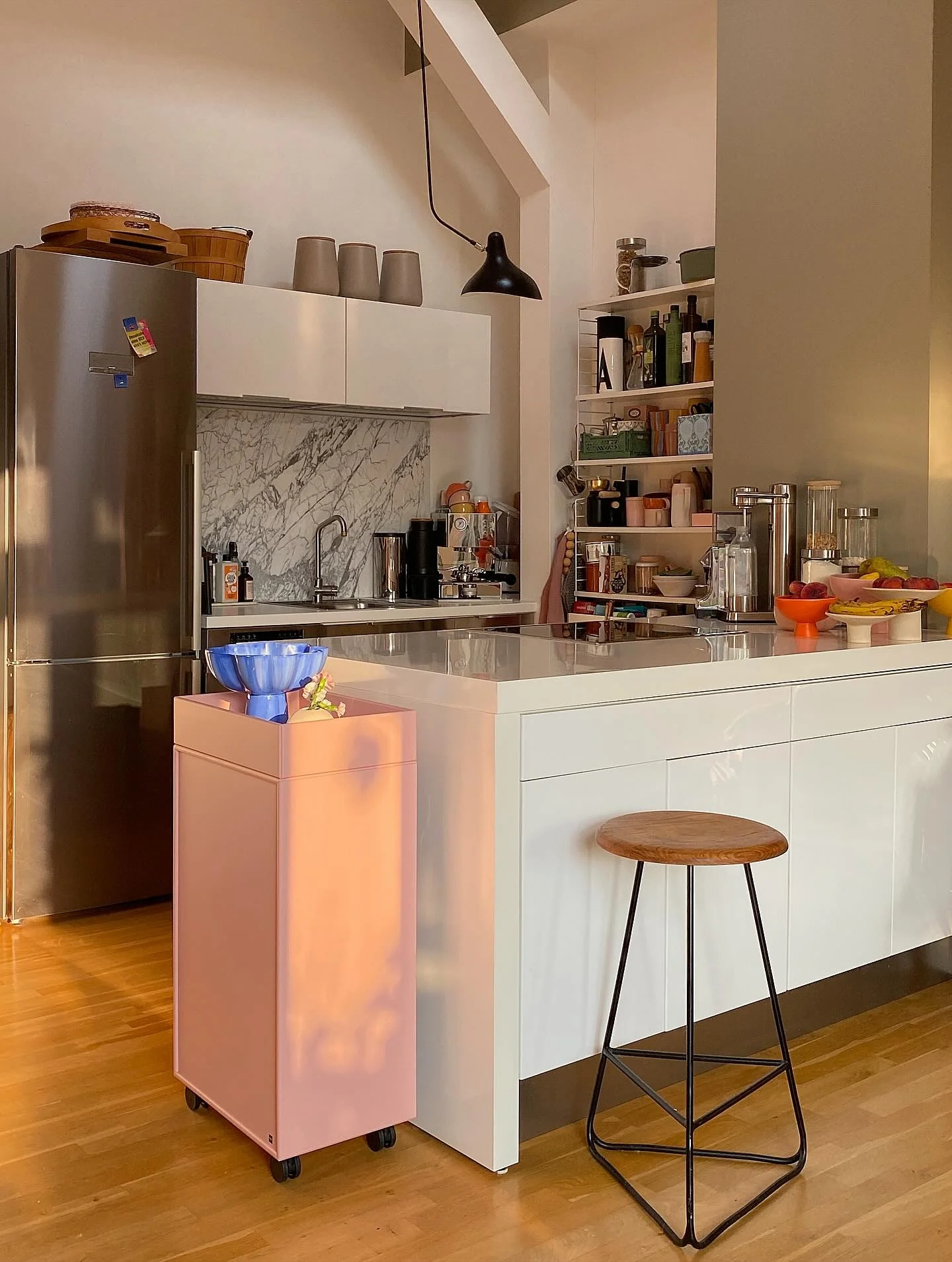 5. Marble and Soft Neutrals in a Modern Loft (Kitchen Ideas with Shelves)