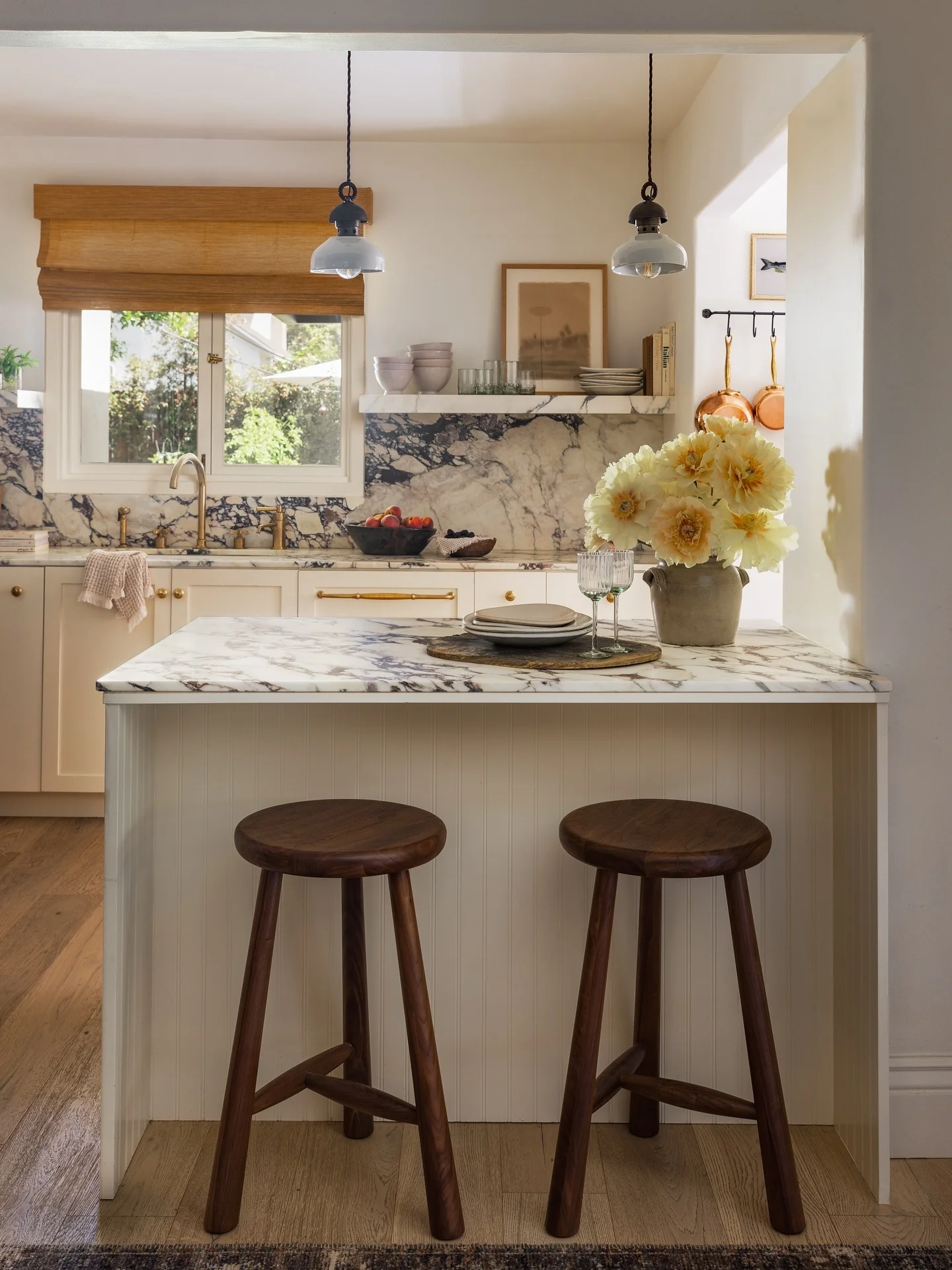 13. Creamy Cabinets and Dramatic Marble (Kitchen Ideas with Shelves)