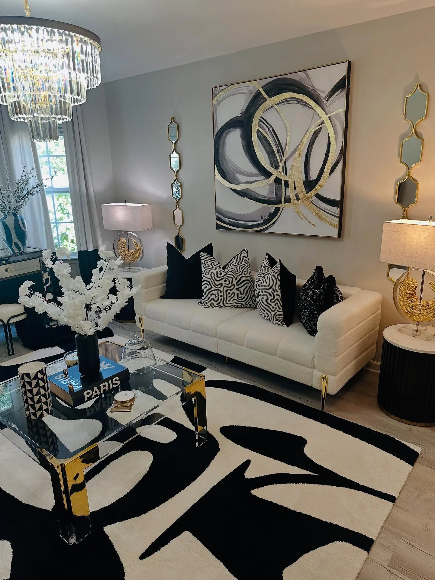 10. Glam Statement in Black and White (Living Room Carpet Ideas)
