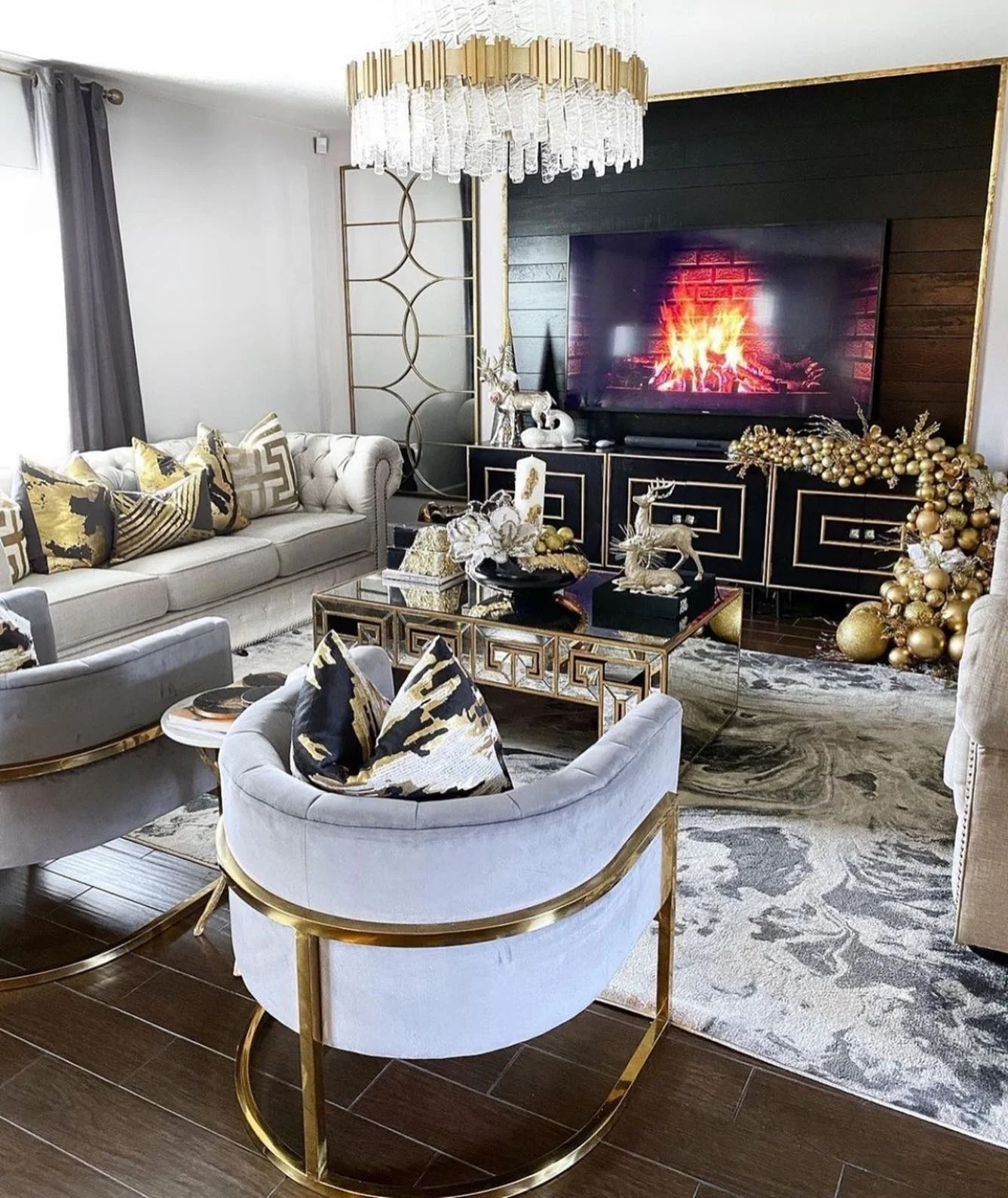 14. Holiday Glam with Black, Gold, and Neutrals (Glam Living Room Ideas)