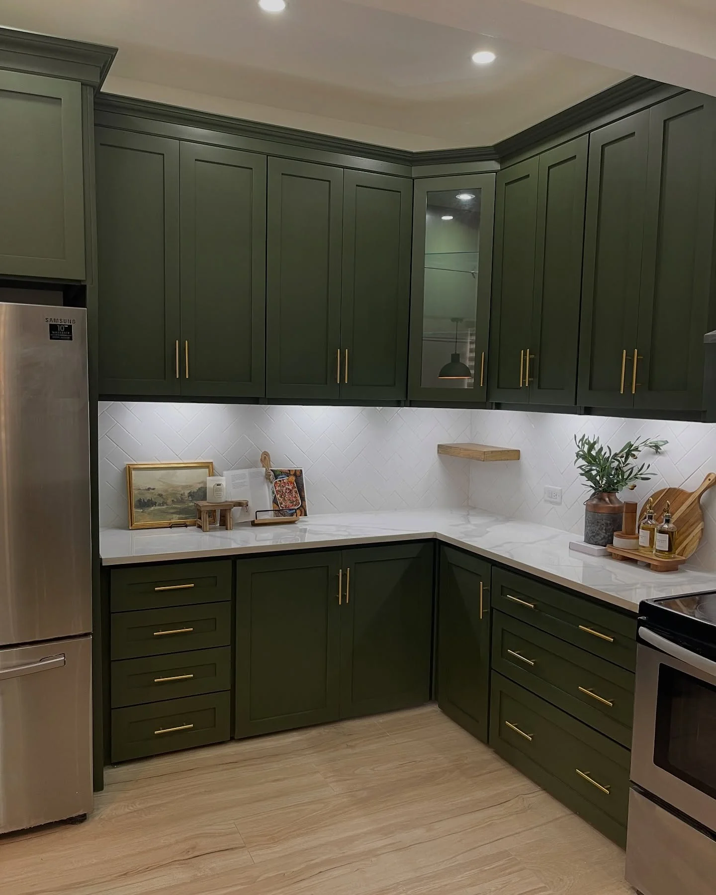 7. Cozy Charm in Deep Green and Brass (Moody Kitchen Ideas)