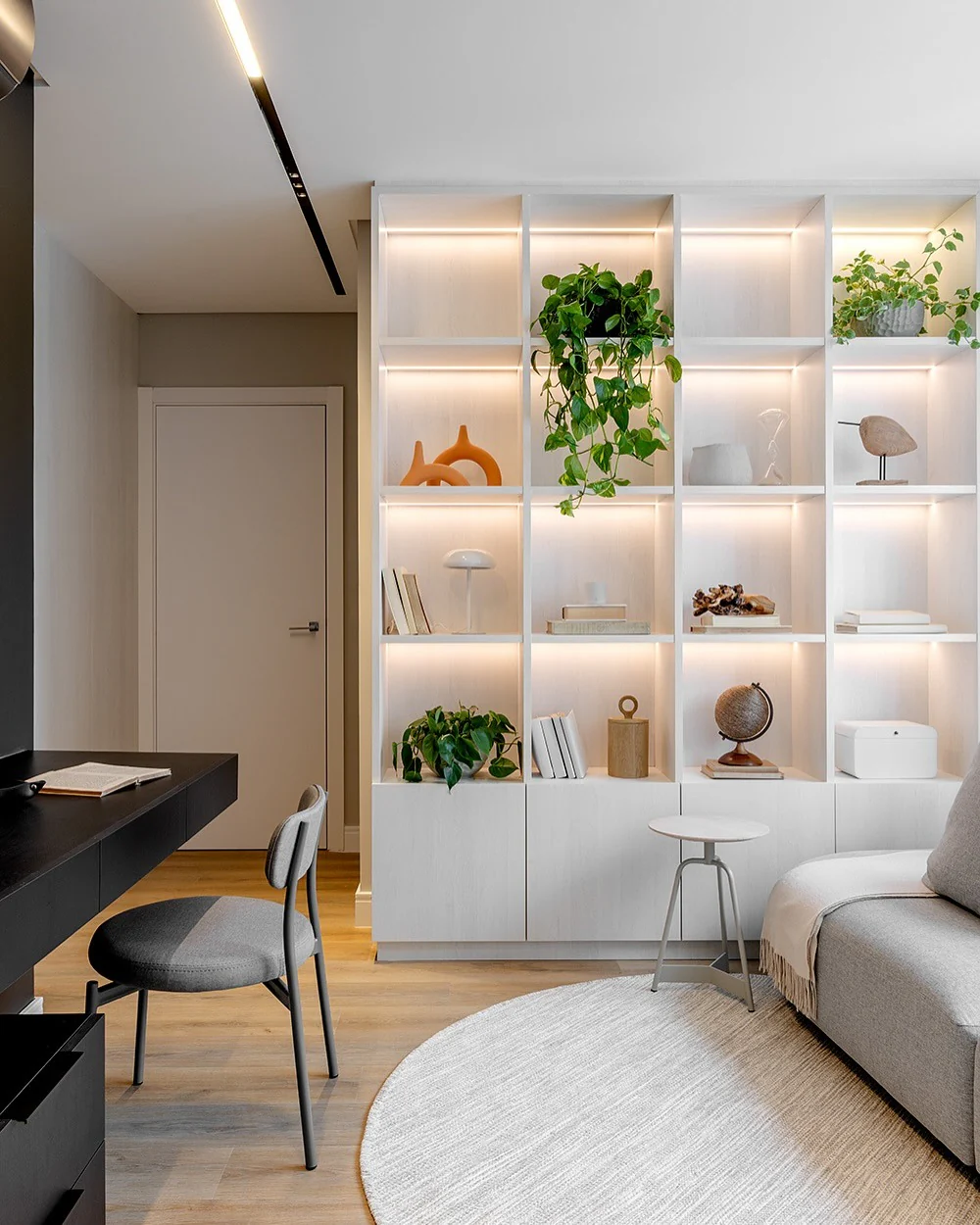 3. Soft Minimalism with Integrated Display Wall (Office Guest Room Ideas)