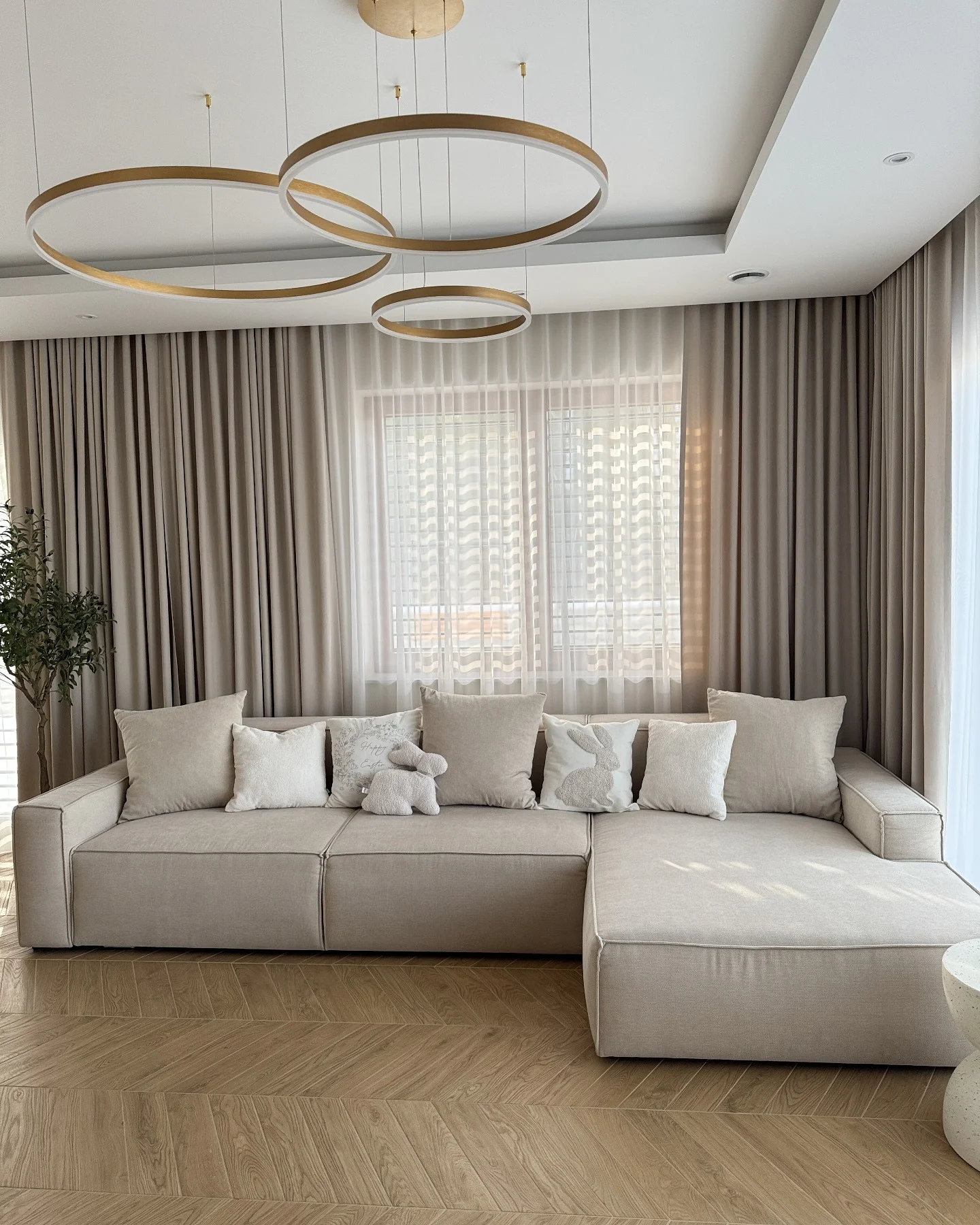 17. Soft Modern Neutrals with Playful Accents (Living Room Furniture Ideas)